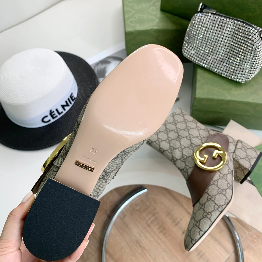 Новинка сезона осень/зима 2022 от Gucci - Классические ботильоны с золотой пряжкой - Монограммная канва.
