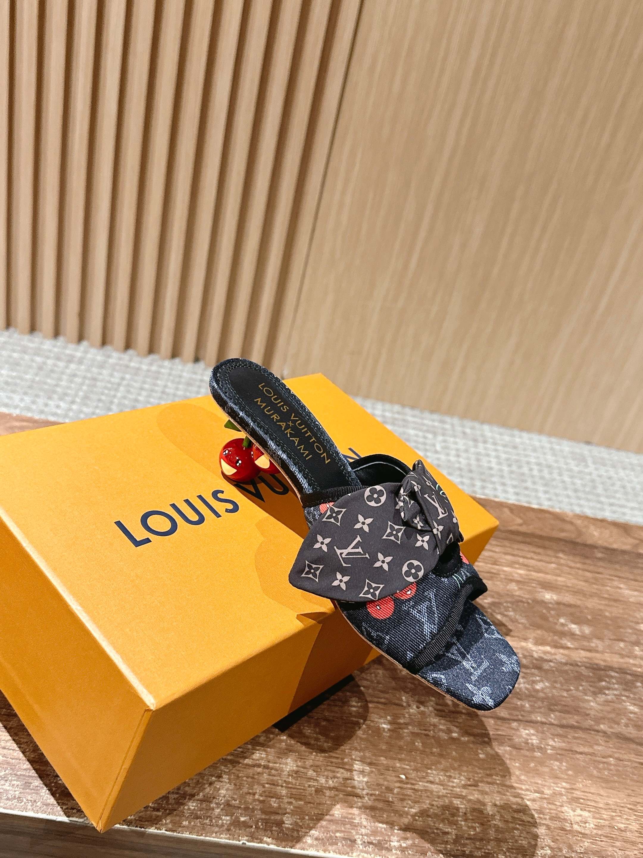 LV - Босоножки на низком каблуке с бантом и вишневым узором - Черные