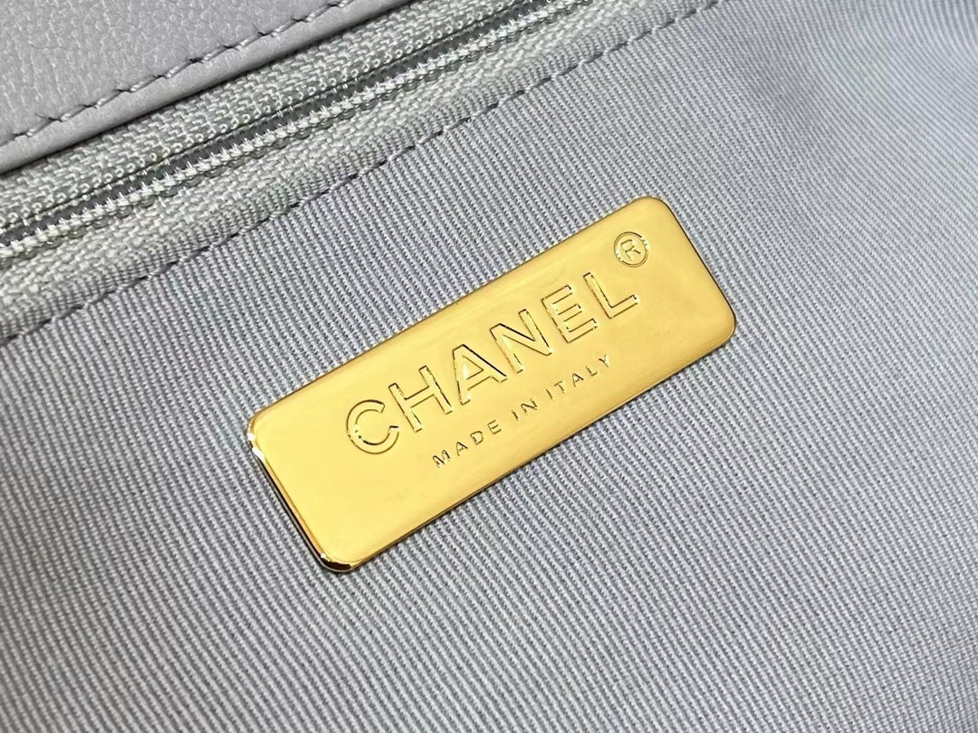 Новинка сезона осень/зима 2022 от Chanel - сумка-шоппер из 19 предметов.