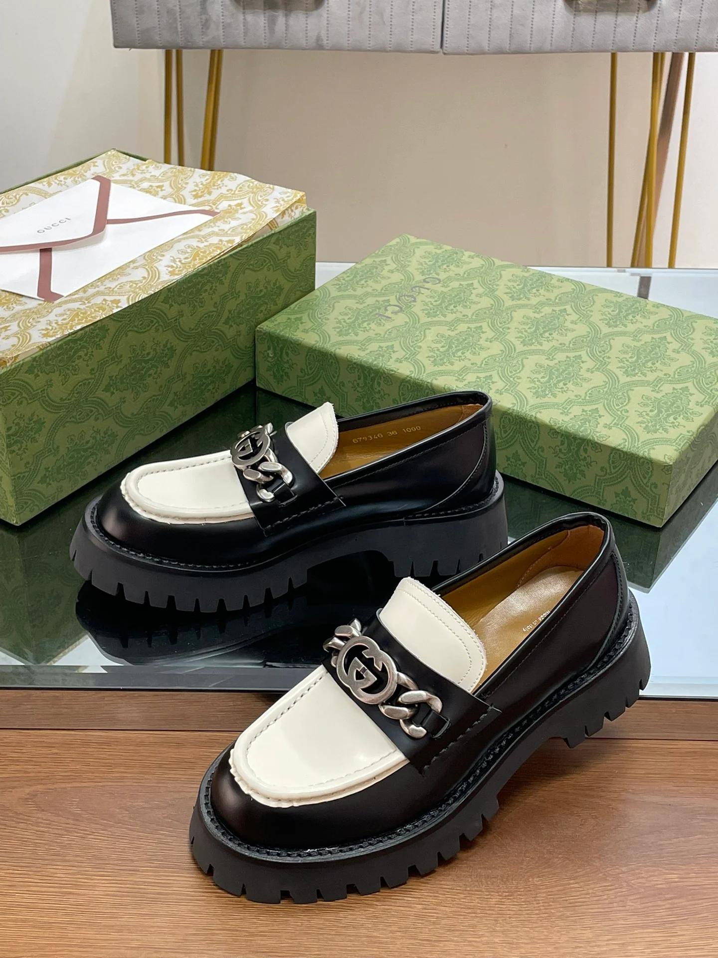 Лоферы Gucci с рифленой подошвой и переплетающимися двойными буквами G.