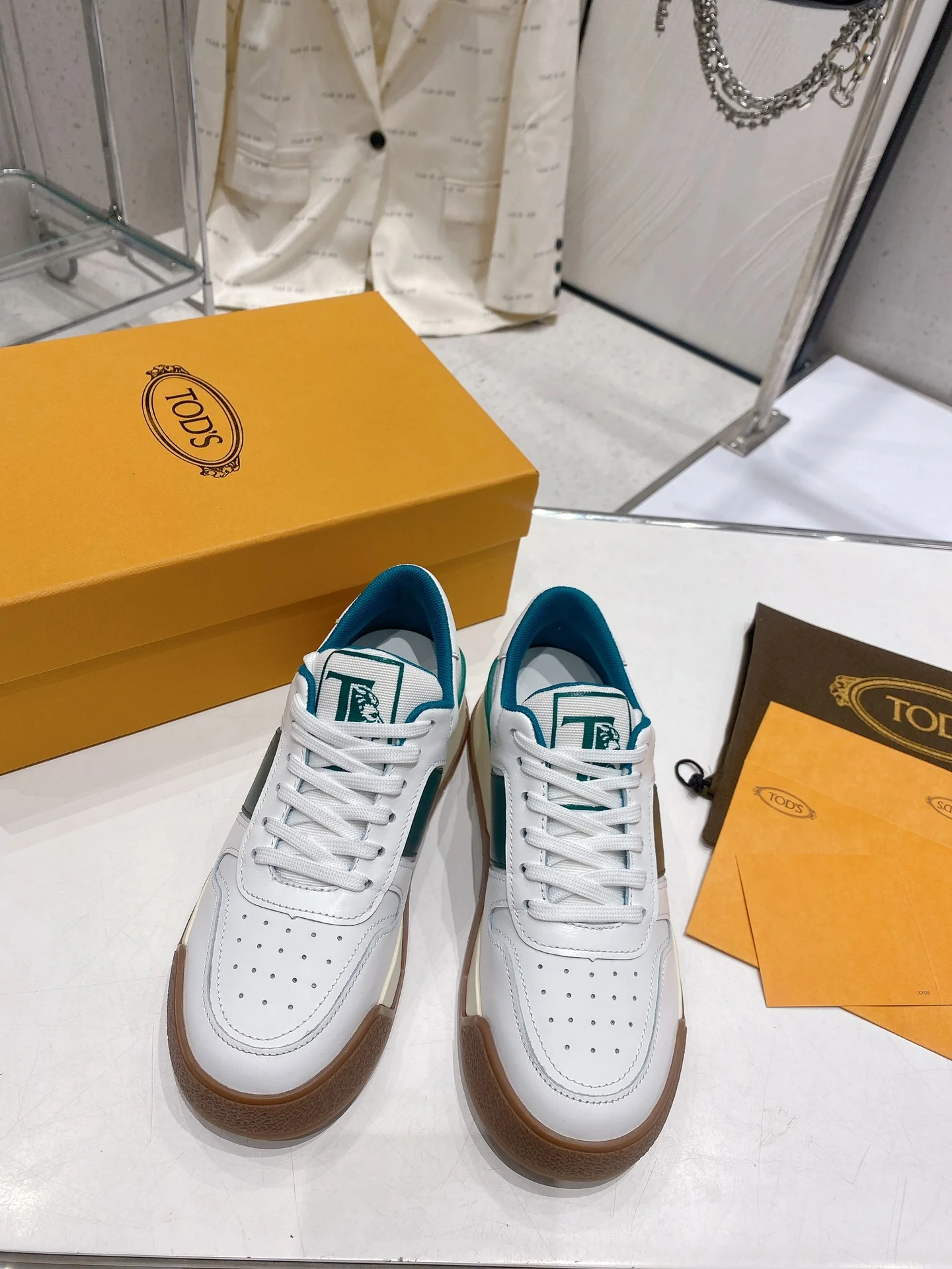 Весенняя коллекция Tods 2023 — Повседневная обувь — Парная модель — Коричневая подошва с зеленой отделкой