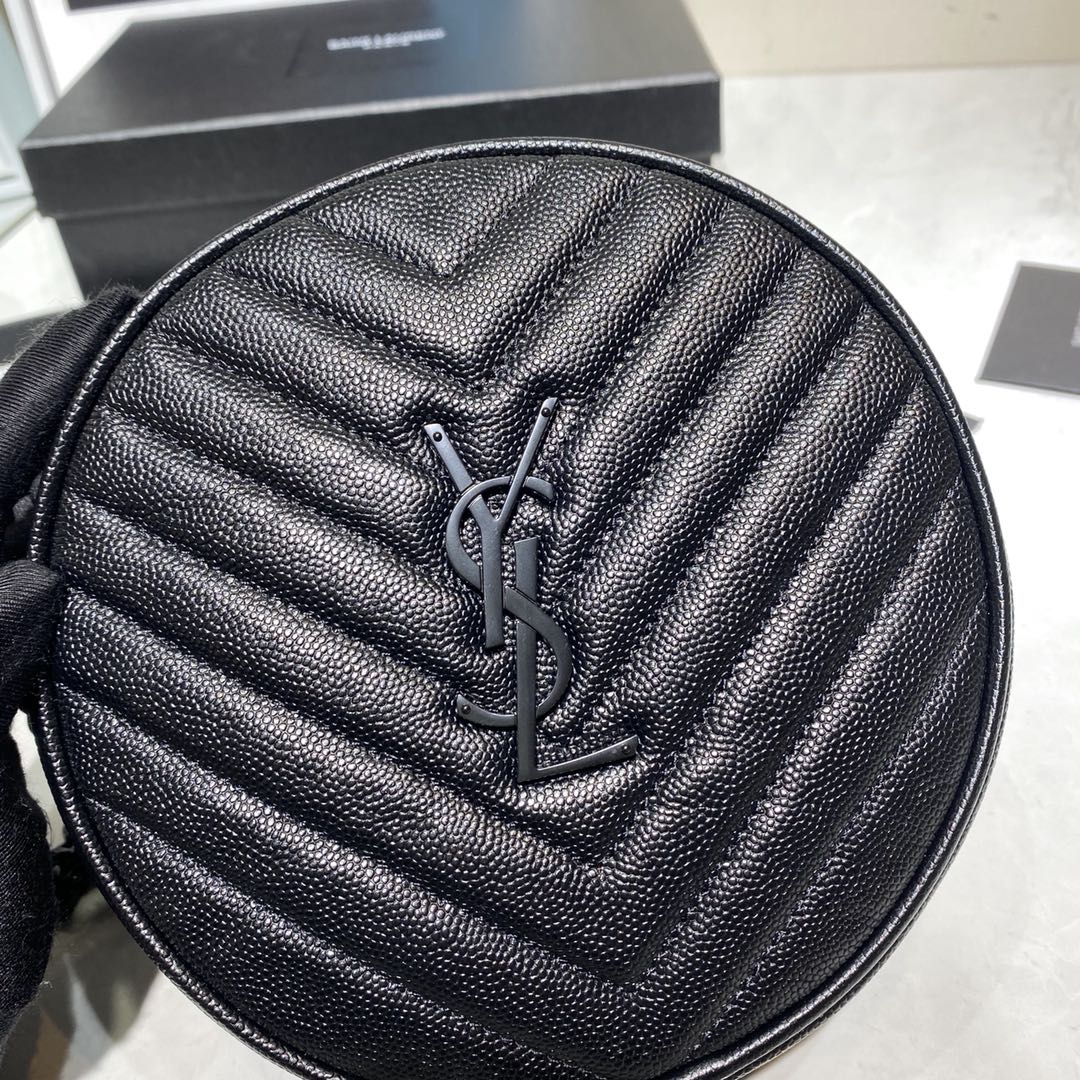 Маленькая круглая сумка YSL Vinyle - черная с черной пряжкой.