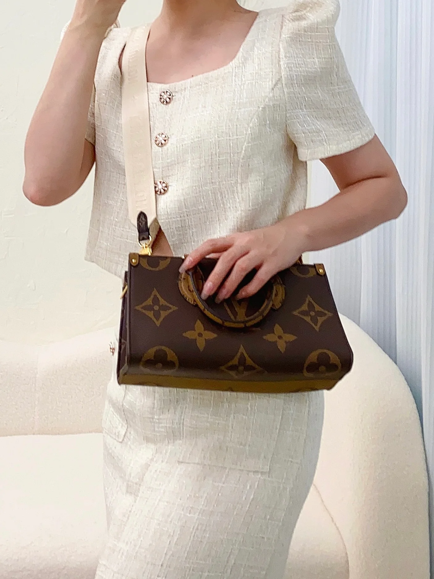 m46653-LV-onthego-east-west-handbag/crossbody bag в двух цветах