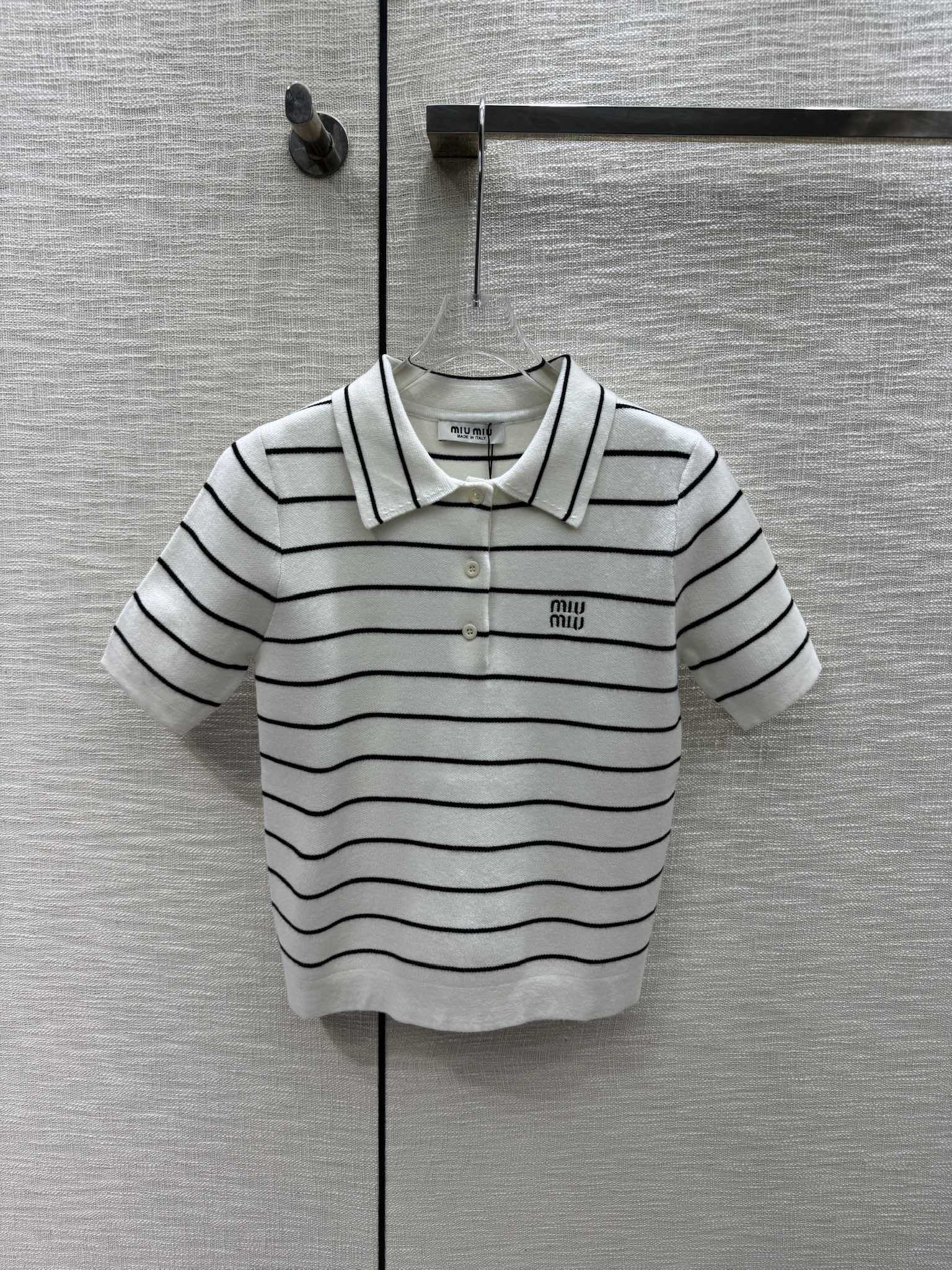 Miu Miu 2404 Трикотажный топ с короткими рукавами и воротником-поло в полоску, выполненный в технике колор-блокинга - белый