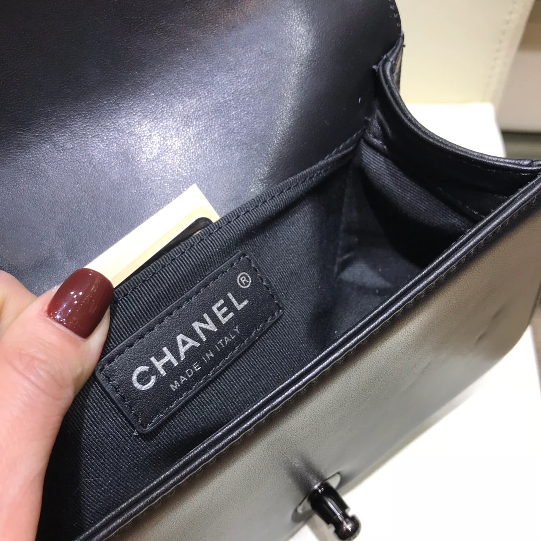 Chanel-boy-20cm-1
