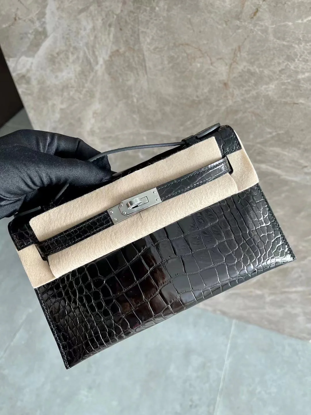 Миниатюрная пряжка Hermes Kelly 1-го поколения из кожи аллигатора, серебряная, 89.