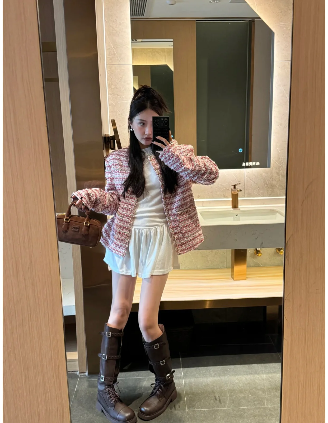 Сумка-боулинг Miu Miu из замши, маленькая, коричневая, излучает роскошь при ношении.