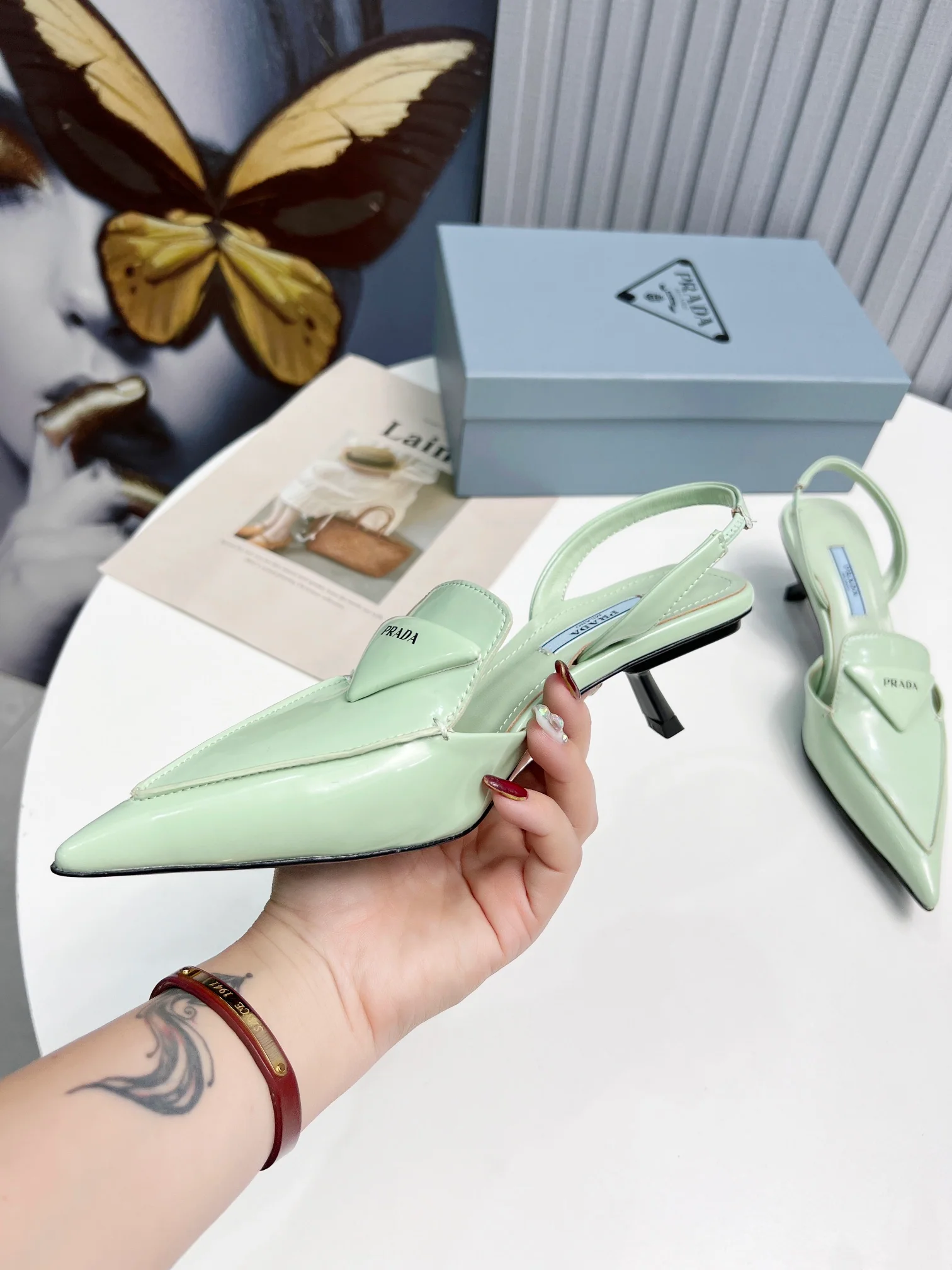 Prada - Светло-зеленые сандалии с острым носком