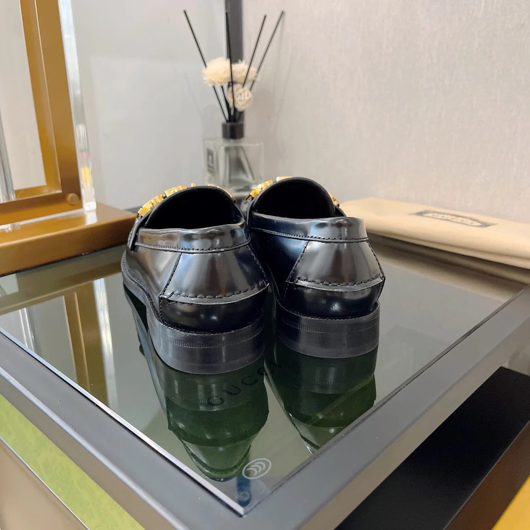 Новинка 2022 года от Gucci - Лоферы с металлической пряжкой в ??виде буквы - 1