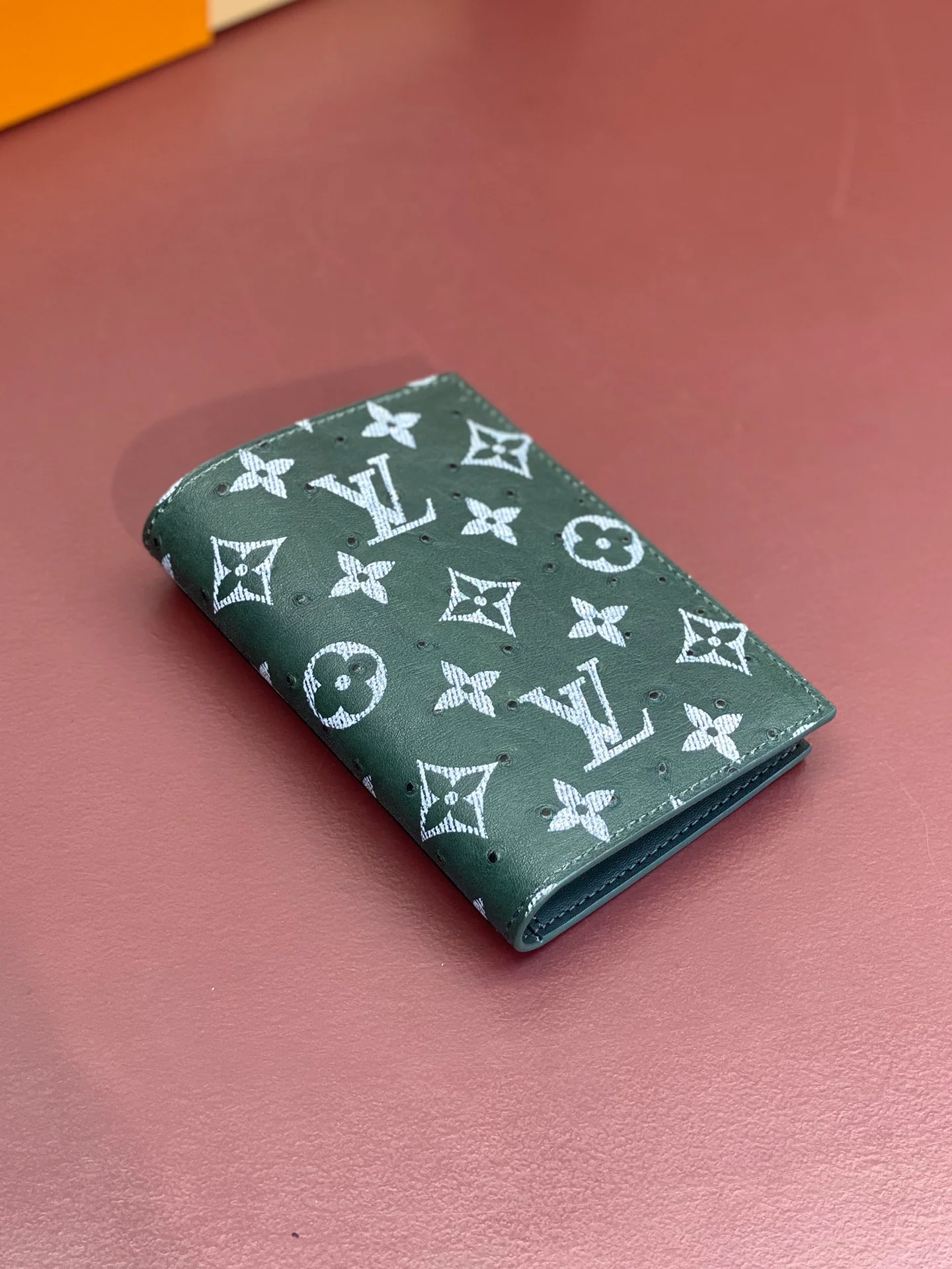 LV-n85943 — Улучшенная обложка для паспорта с рисунком страуса