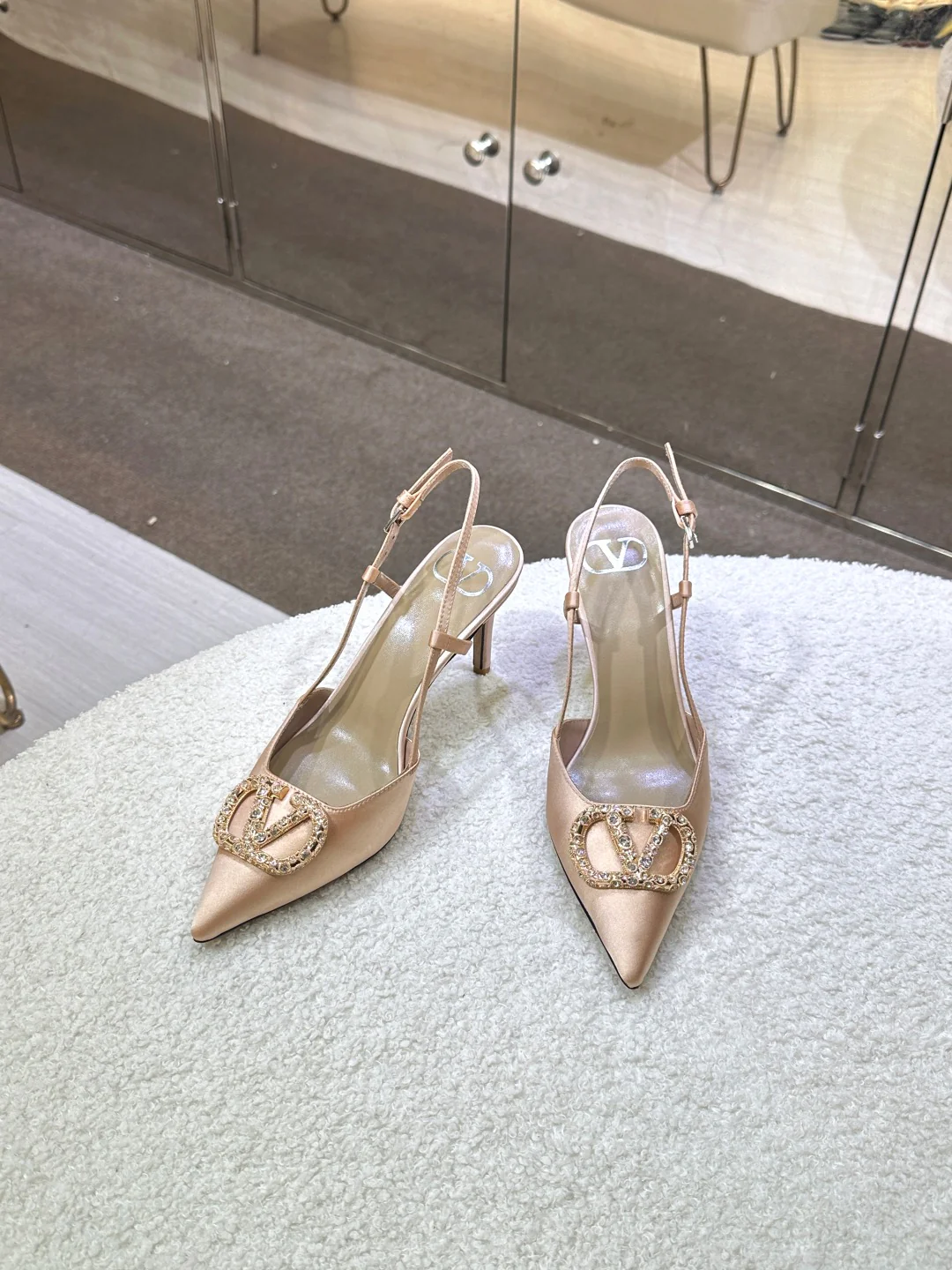 Туфли на высоком каблуке Valentino 2024 с хрустальной пряжкой и логотипом - абрикосового цвета.