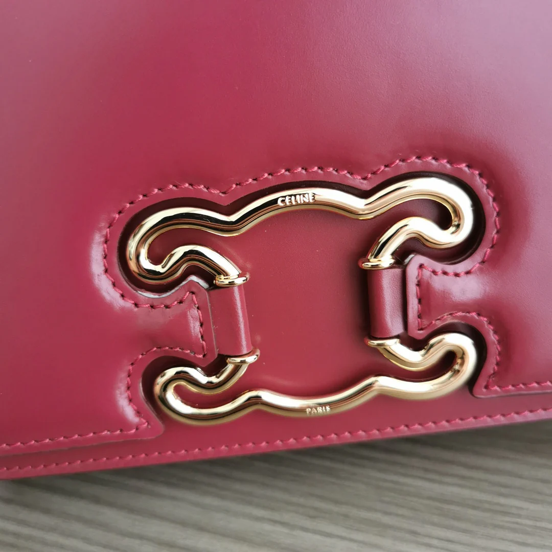 Сумка через плечо Celine Triomphe Frame Openwork – красная.