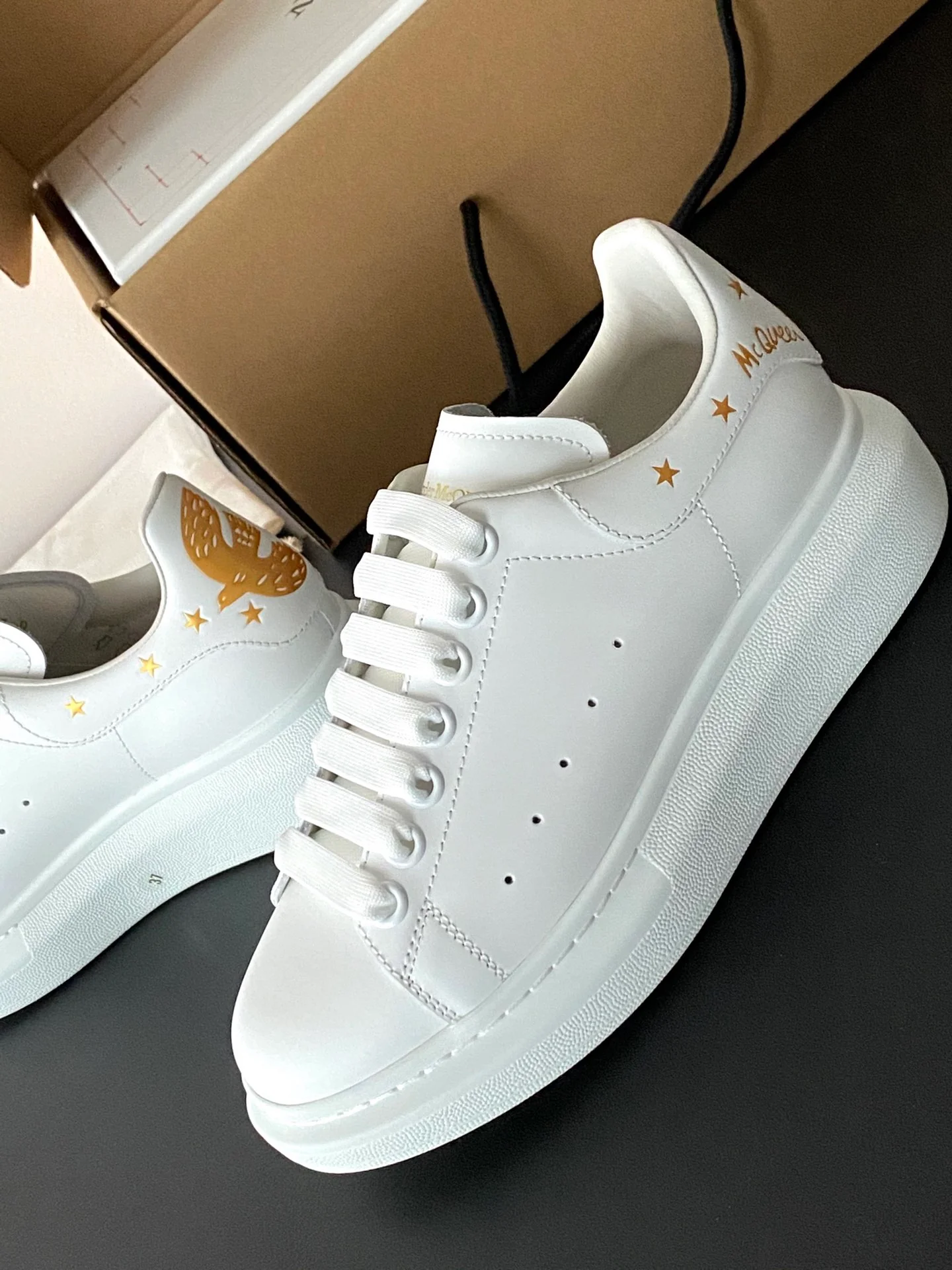 McQueen - Классические белые кроссовки - Love Bird