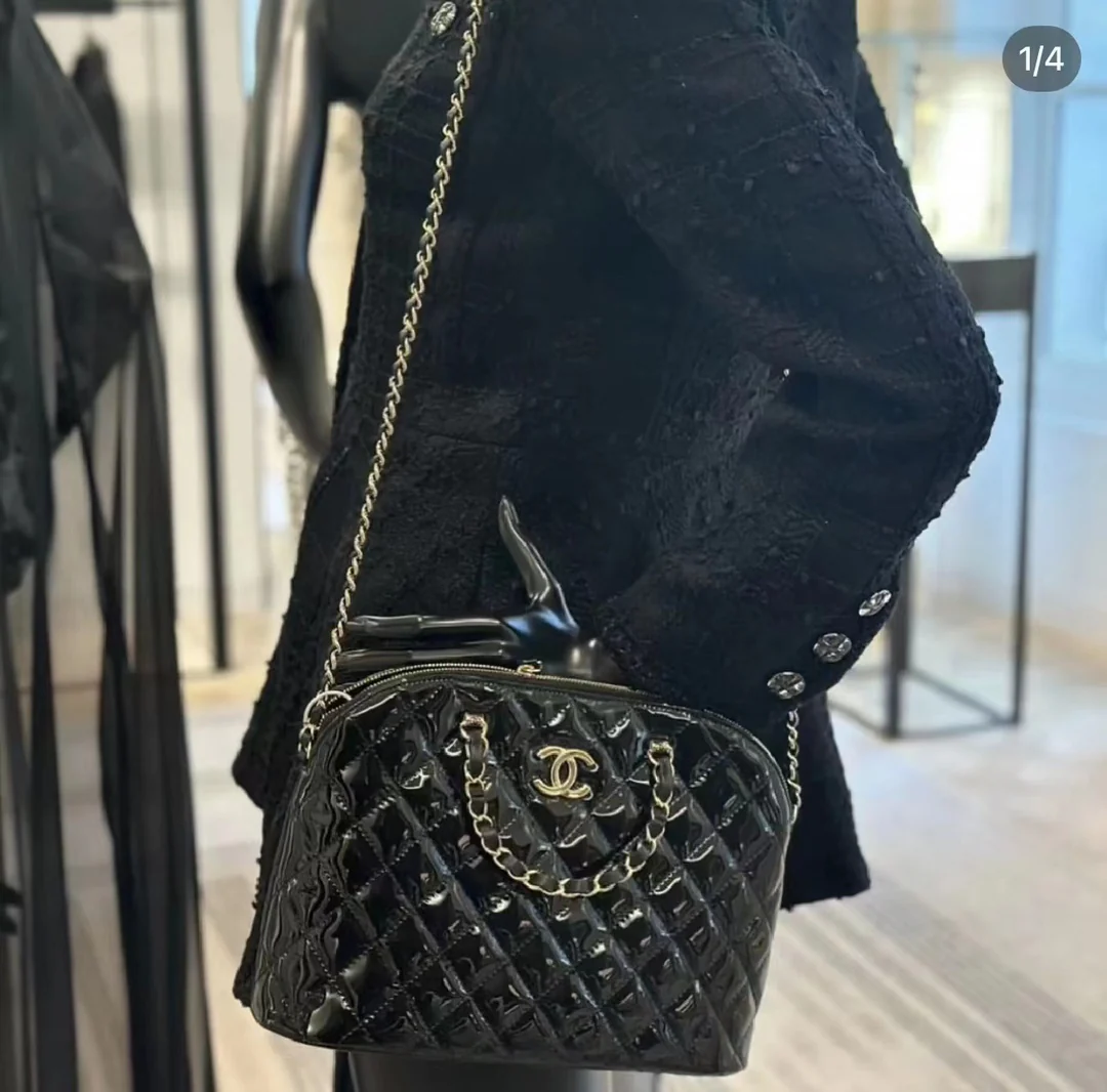 Новинка сезона весна/лето 2023 от Chanel - Сумка-ракушка из лакированной кожи - Большая - Черная - 1