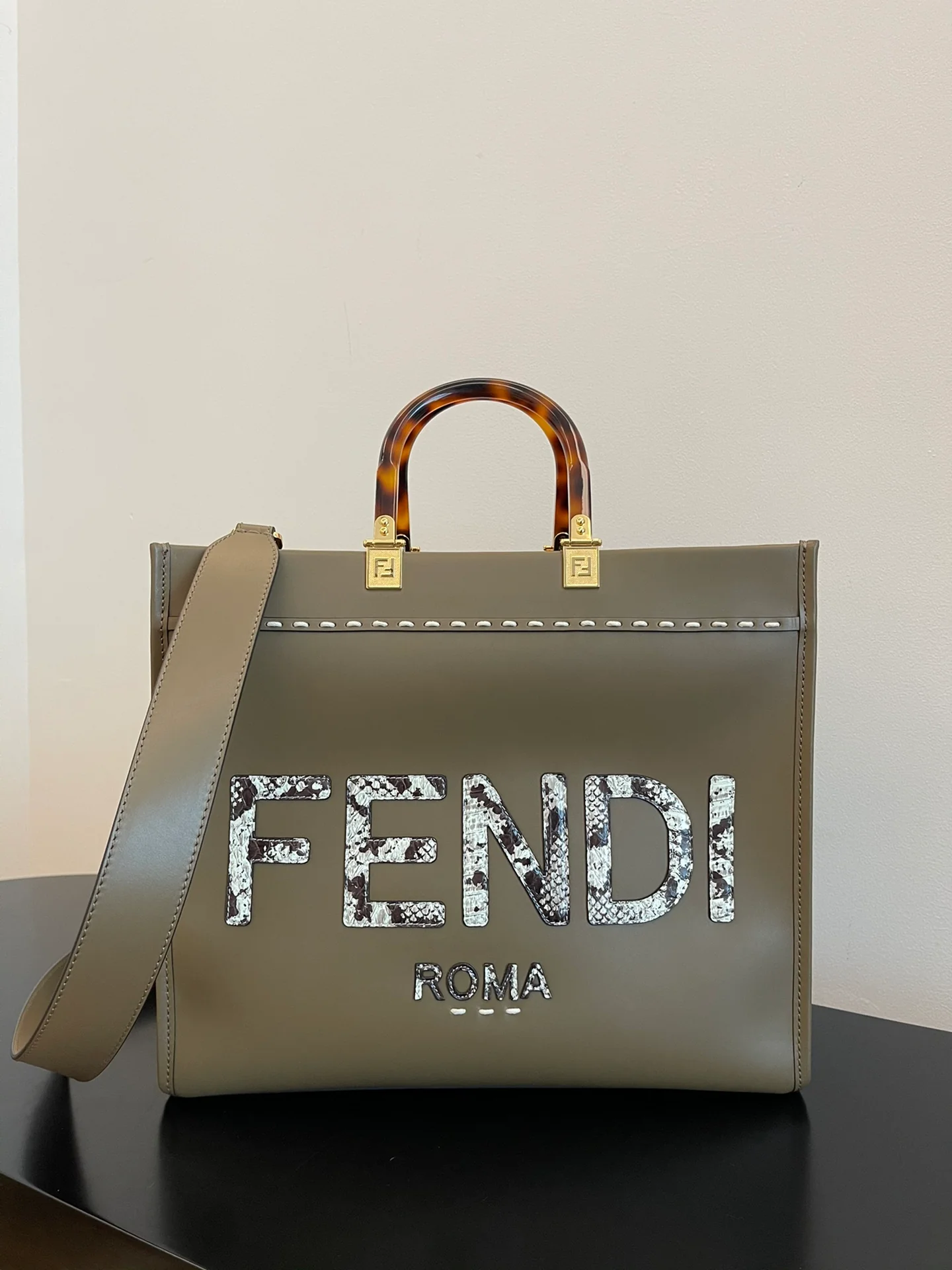 Сумка-тоут Fendi с логотипом Sunshine, оливково-зеленого цвета.