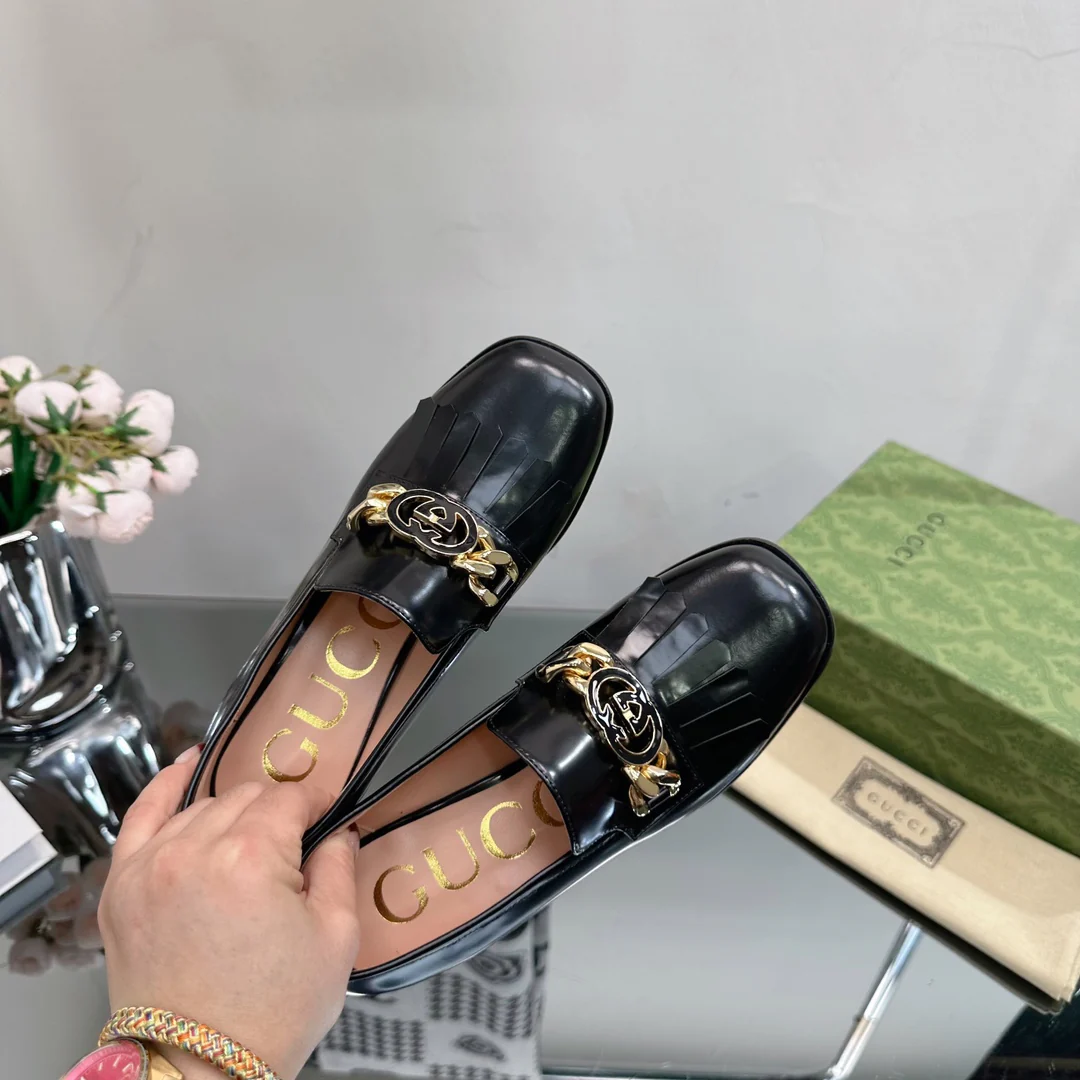 Новинка сезона осень/зима 2023 от Gucci - Лоферы на высоком каблуке - Лакированная кожа, черные