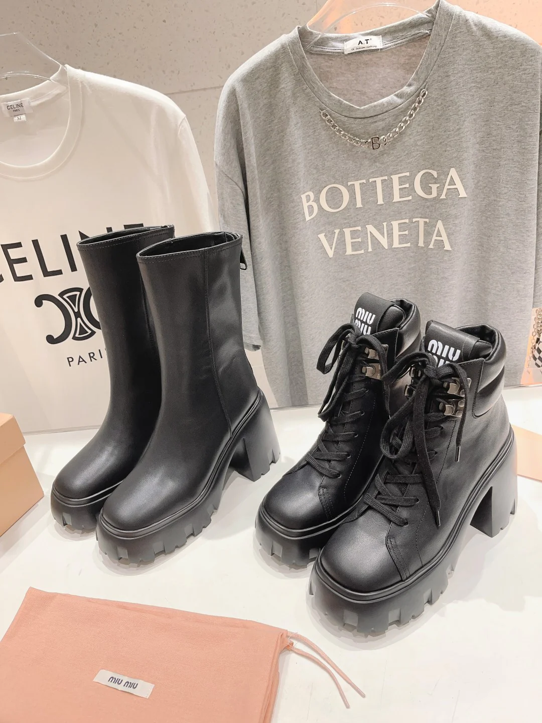 Miu Miu — Новинка сезона осень/зима 2023 — Ботильоны на высоком каблуке с застежкой-молнией и платформой