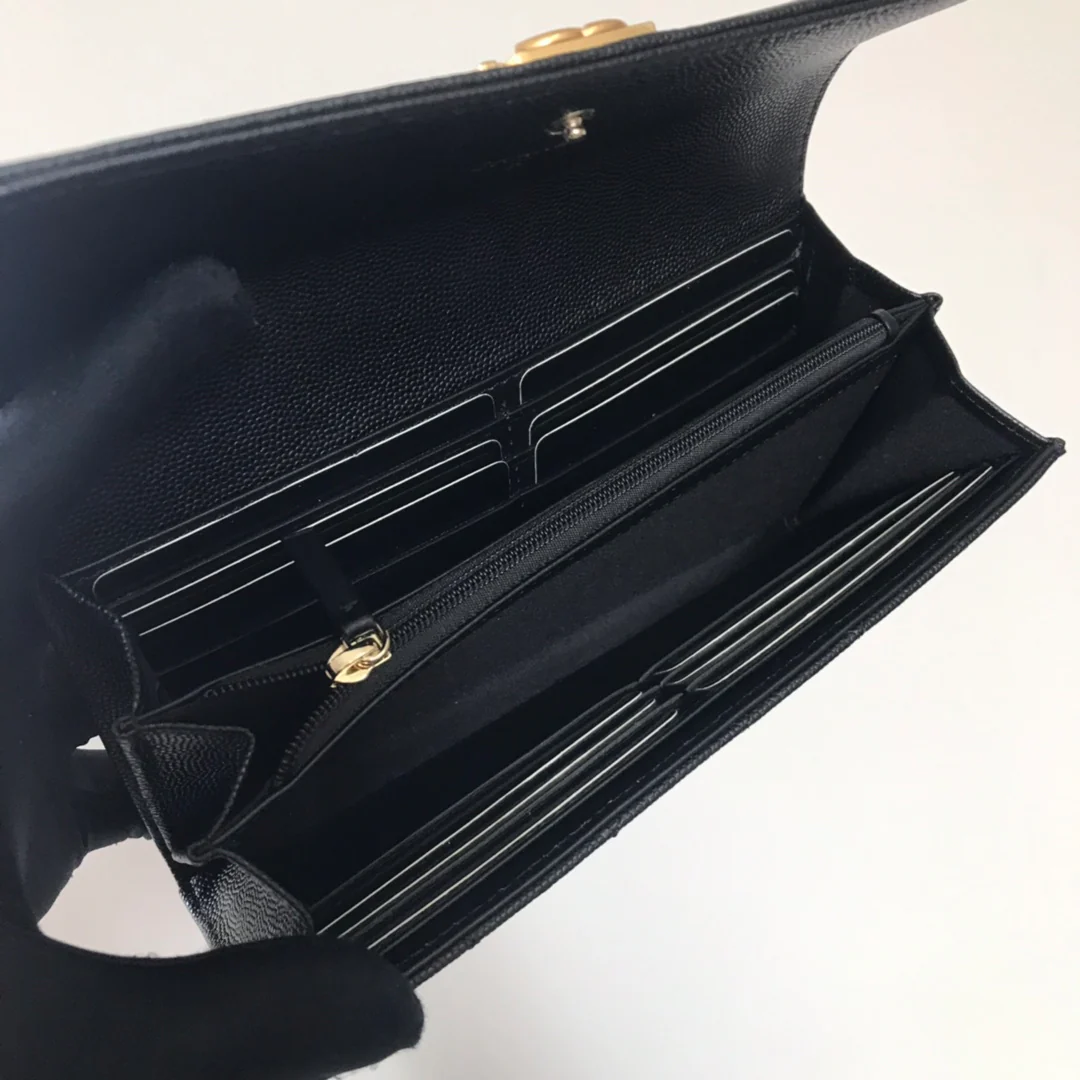 Кошелек-портмоне Chanel Le Boy Flip Wallet — из черной кожи личи с золотой пряжкой.