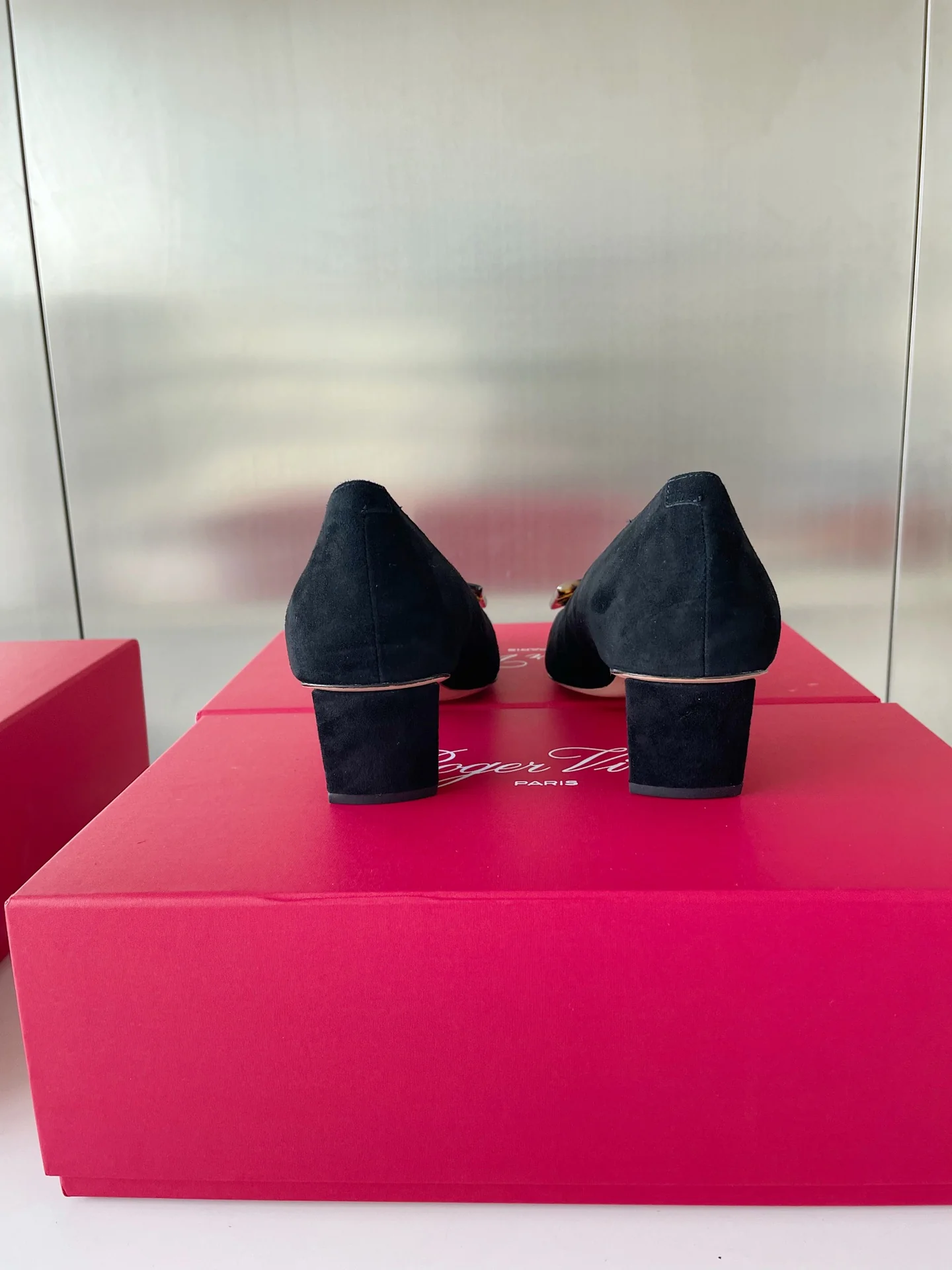 Туфли Roger Vivier Belle с пряжкой в ??черепаховой оправе и квадратным носком