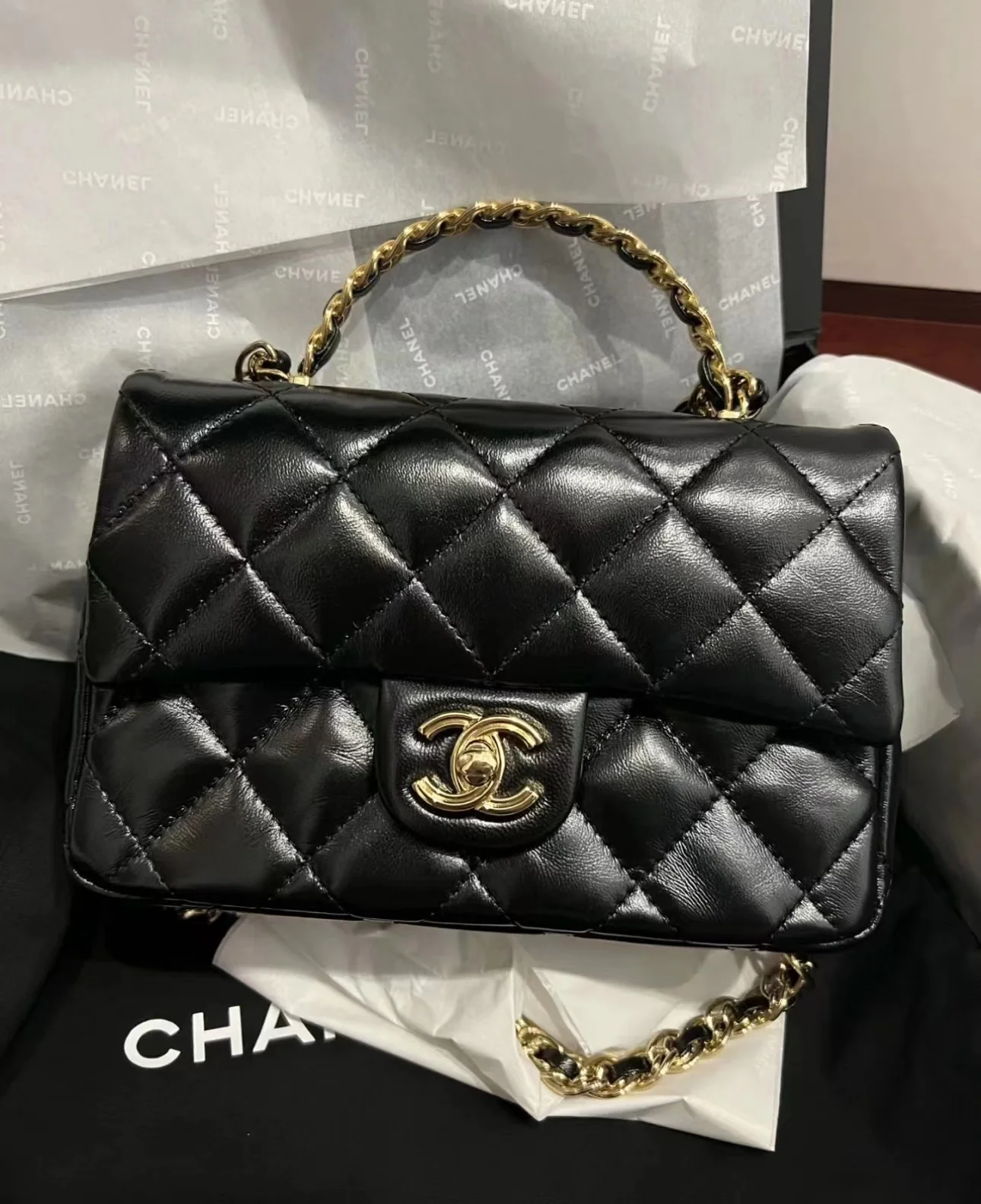 Ручка сумки Chanel 23a CF со стразами - черная