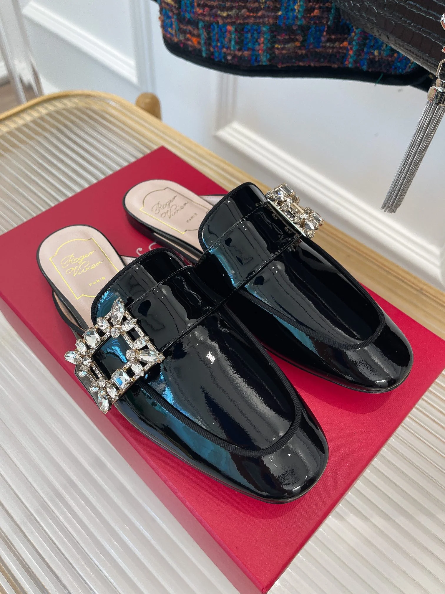 Обувь RV - Коллекция ?Ранняя осень 2022? - Мюли, украшенные стразами.