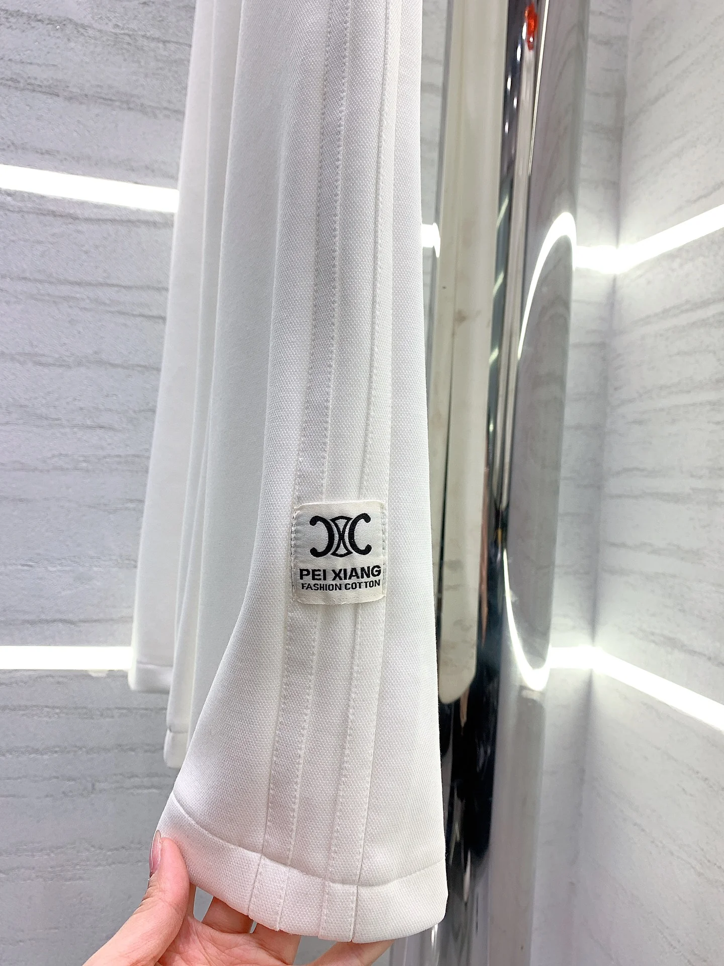 Celine-2403 - Новые широкие брюки с полосатой отделкой и этикеткой.