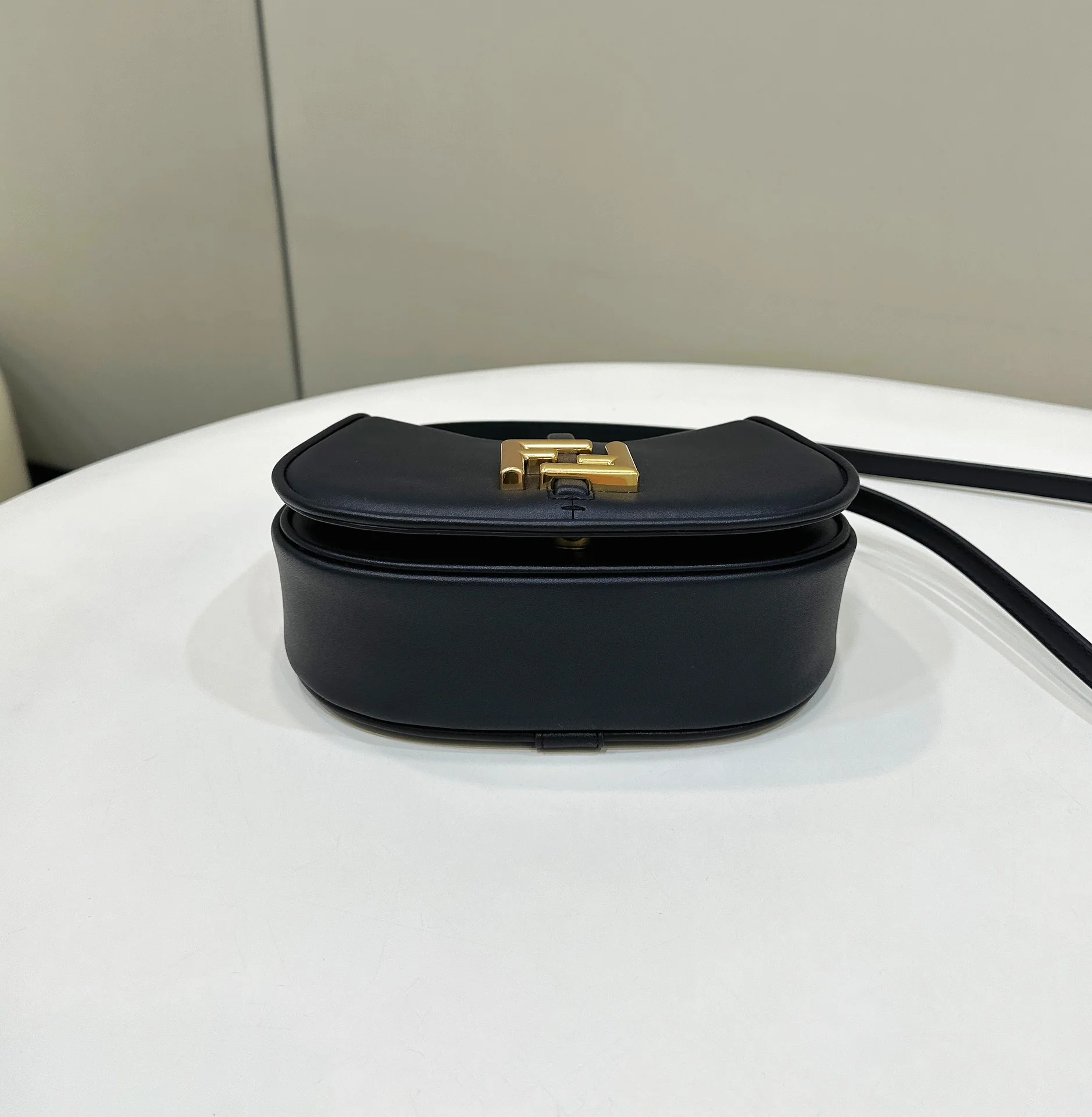 Сумка-седло Fendi Retro-Style Flap Saddle Bag - черная