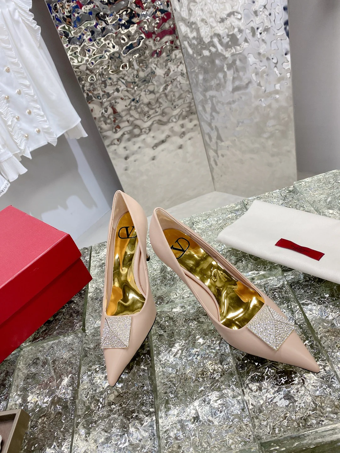 Новинка сезона ?Ранняя осень? от Valentino 2022 — туфли на высоком каблуке с пряжкой, украшенной стразами и заклепками.