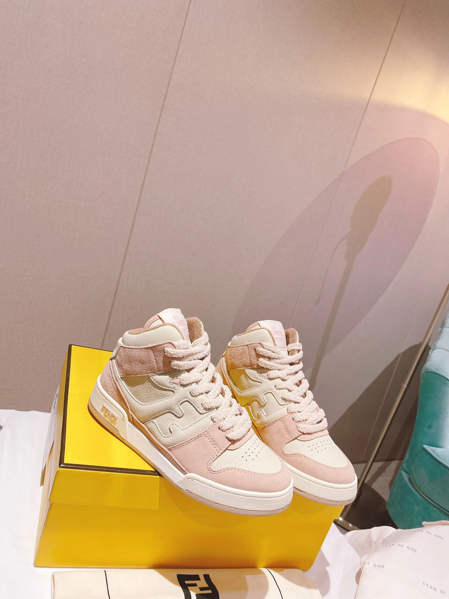 Новинки осенне-зимней коллекции Fendi 2022 — Повседневные кроссовки — Парный стиль — Розовые