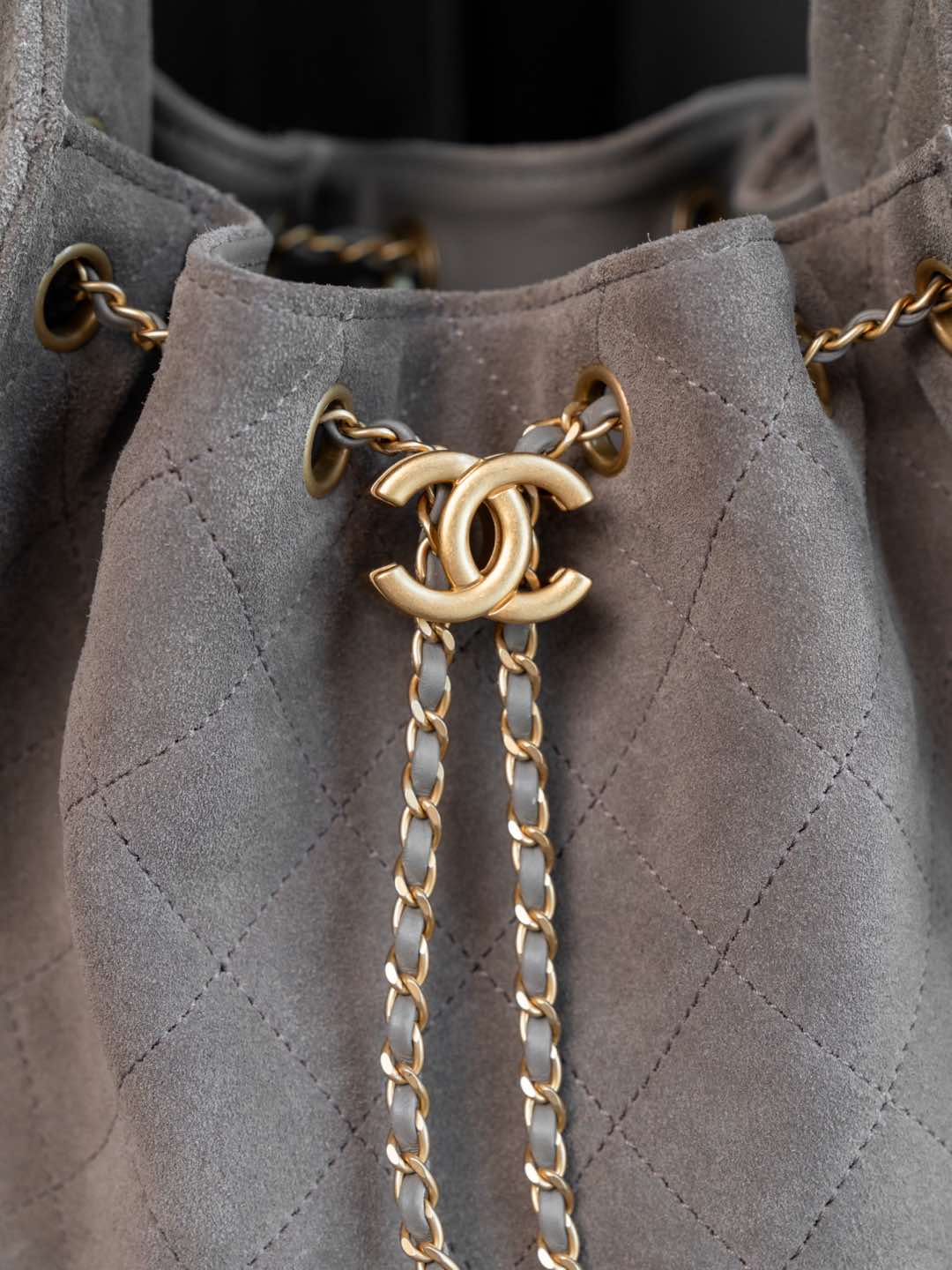 Сумка-хобо Chanel с завязками, замша, серая.