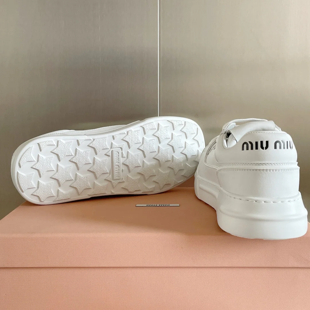 Новые поступления коллекции Miu Miu весна/лето 2023 - Ретро-кроссовки в стиле ?грязные штаны? - Белые кроссовки на платформе