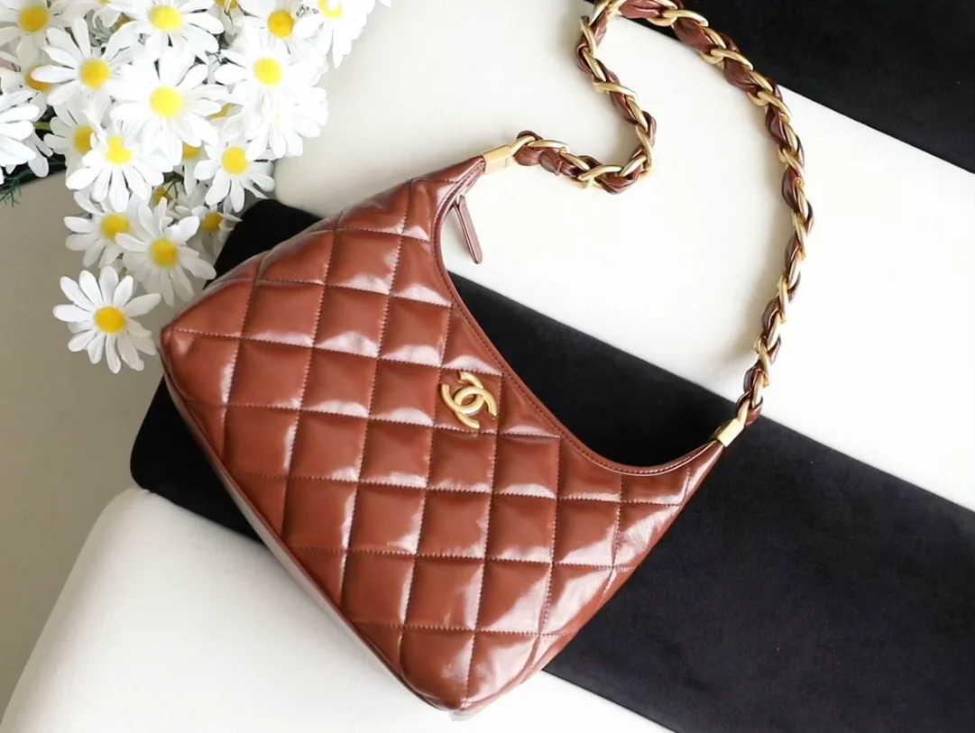 Сумка Chanel 24a Métiers d'Art из глянцевой овечьей кожи, средний размер, карамельного цвета.