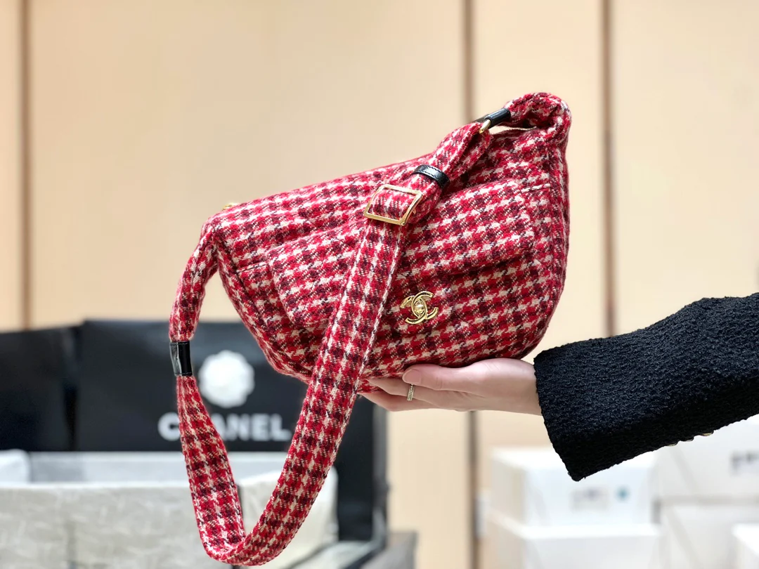 Сумка-хобо Chanel с узором ?гусиная лапка? — красная.