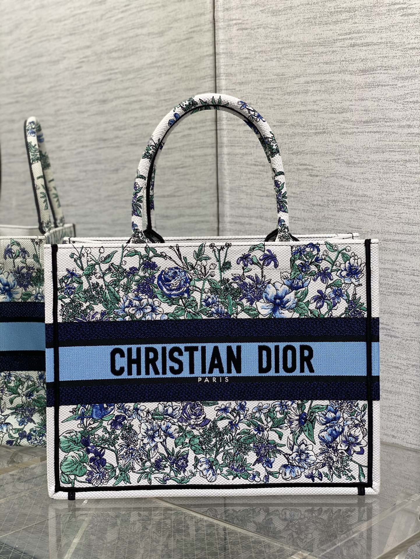 Сумка Dior Book Tote из коллекции Весна/Лето 2023 — Романтическая цветочная вышивка, синий цвет — Средний размер