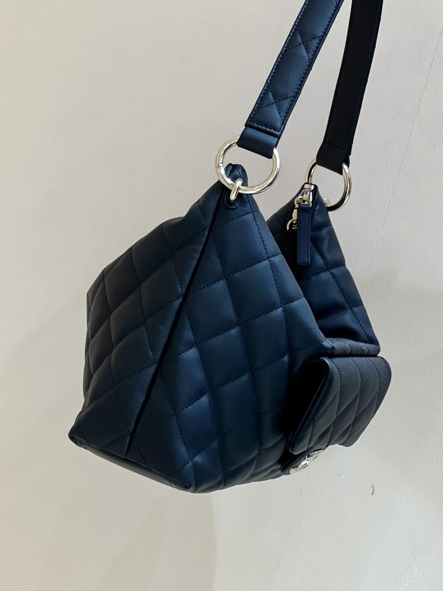 Сумка-хобо Chanel через плечо - черная