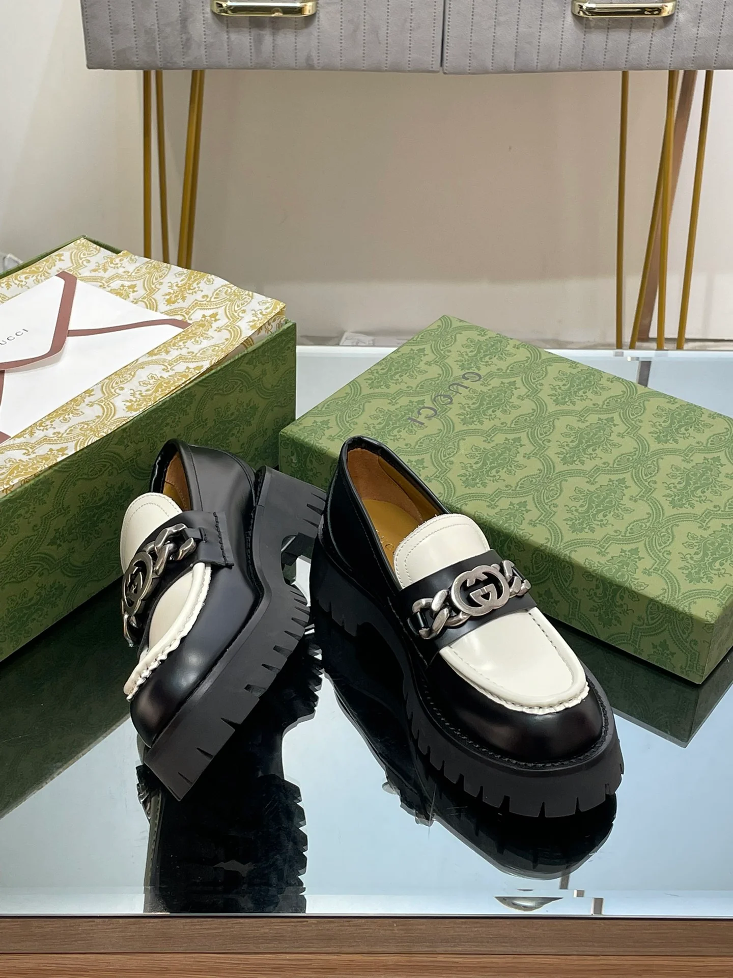 Лоферы Gucci с рифленой подошвой и переплетающимися двойными буквами G.