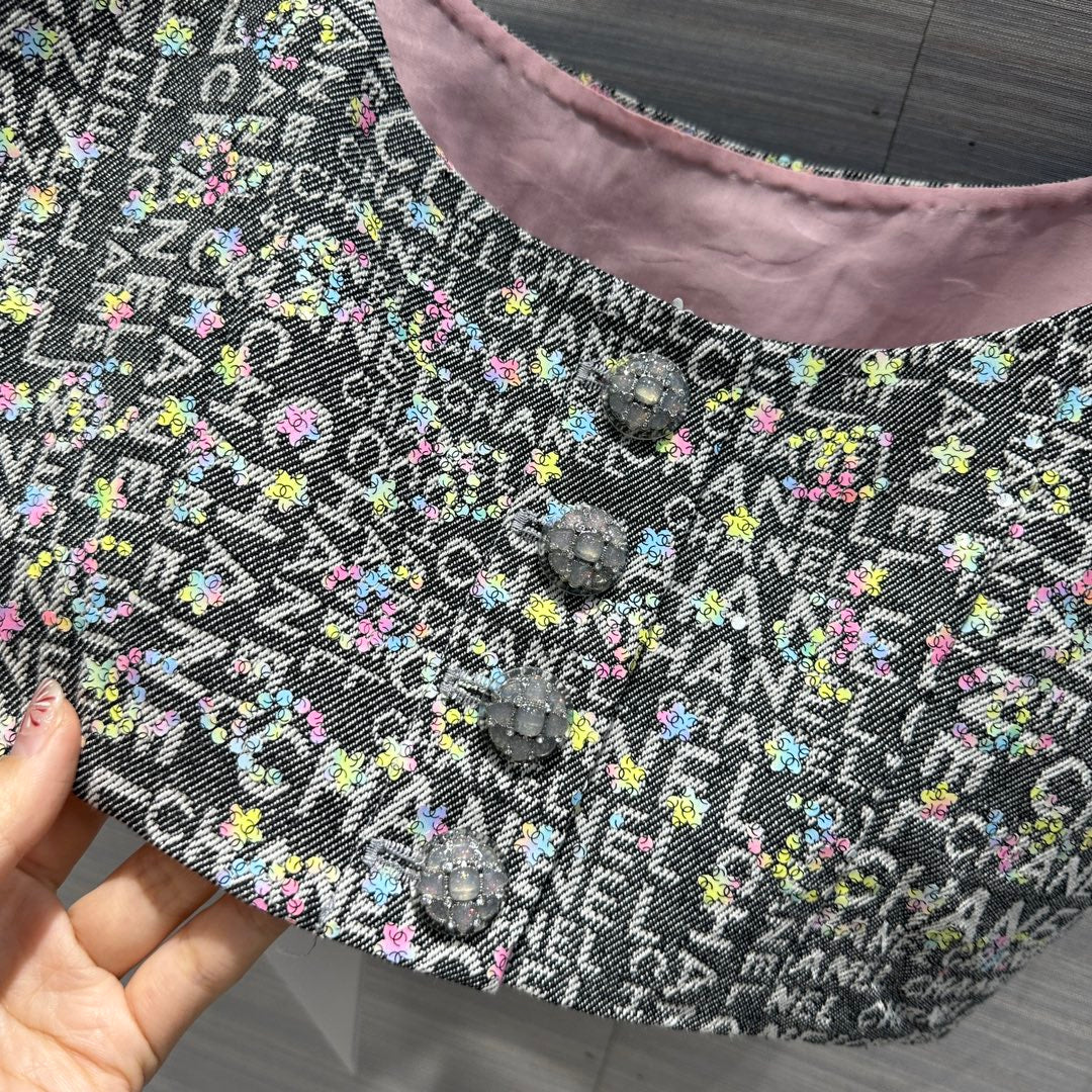 В стиле Chanel - 2403 - 24 Весна/Лето Новинка Прочный жилет из жаккардовой ткани, окрашенной пряжей, с буквами и бисером