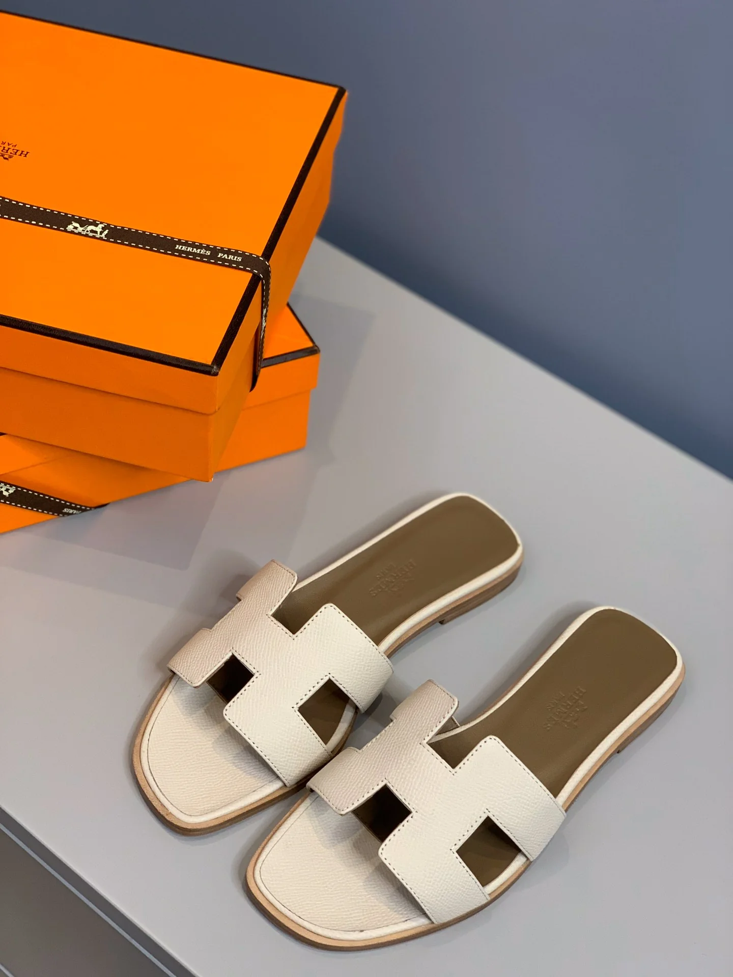 Новинка 2022 года от Hermes - Тапочки с отпечатком руки - Белые