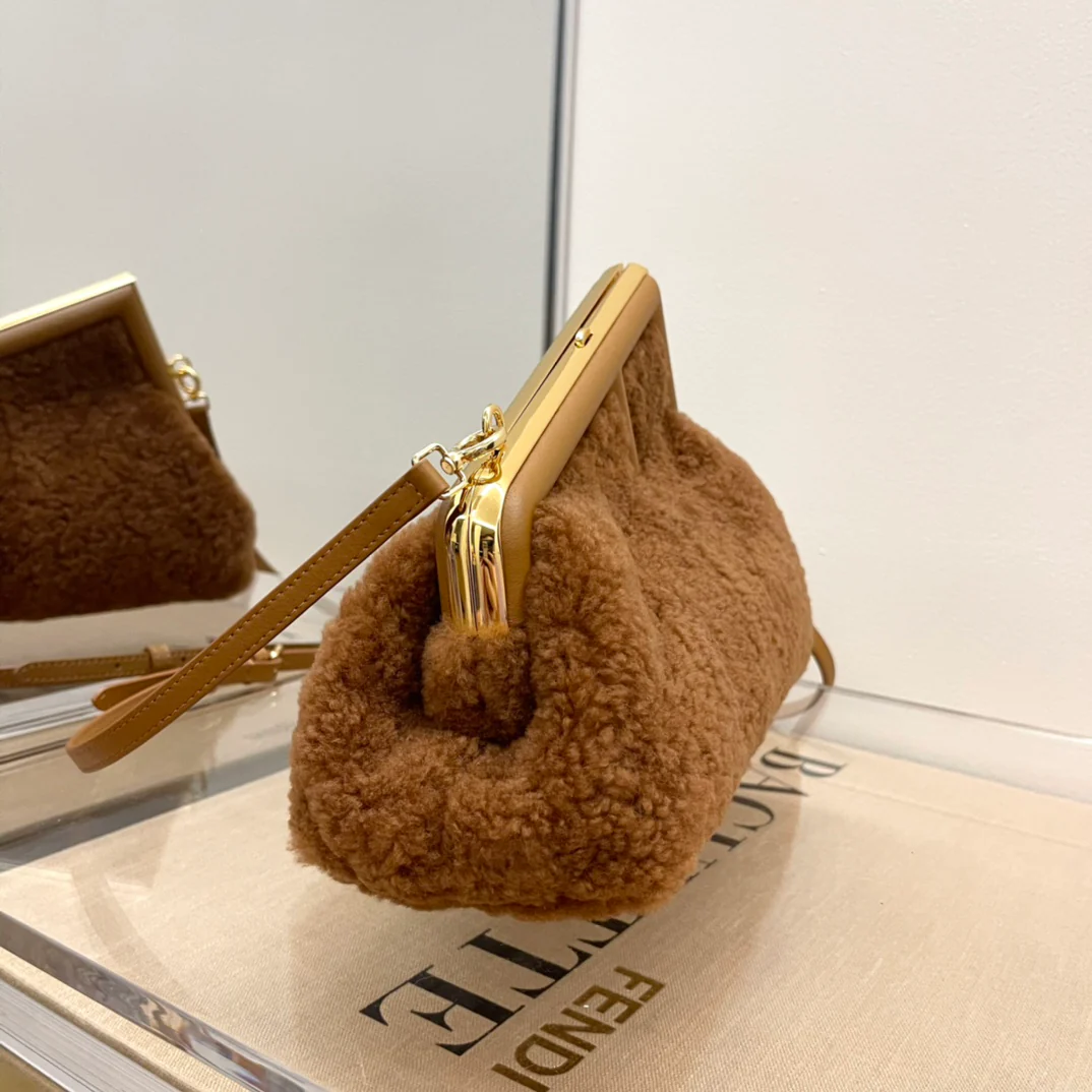 Маленькая коричневая шерстяная сумочка Fendi-first