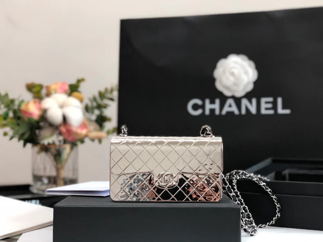 Лимитированная коллекция Chanel весна/лето 2022 - Сумка с клапаном - Металлическая сумка
