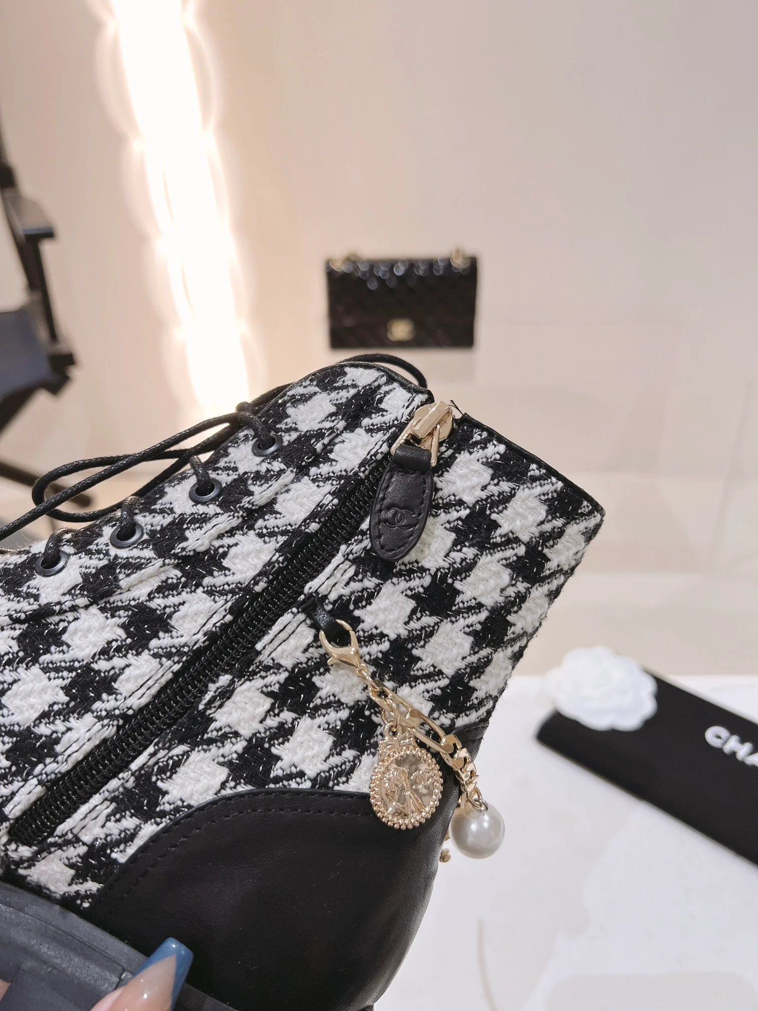 Новинка сезона осень/зима 2022 от Chanel — ботильоны в клетку ?гусиная лапка?.