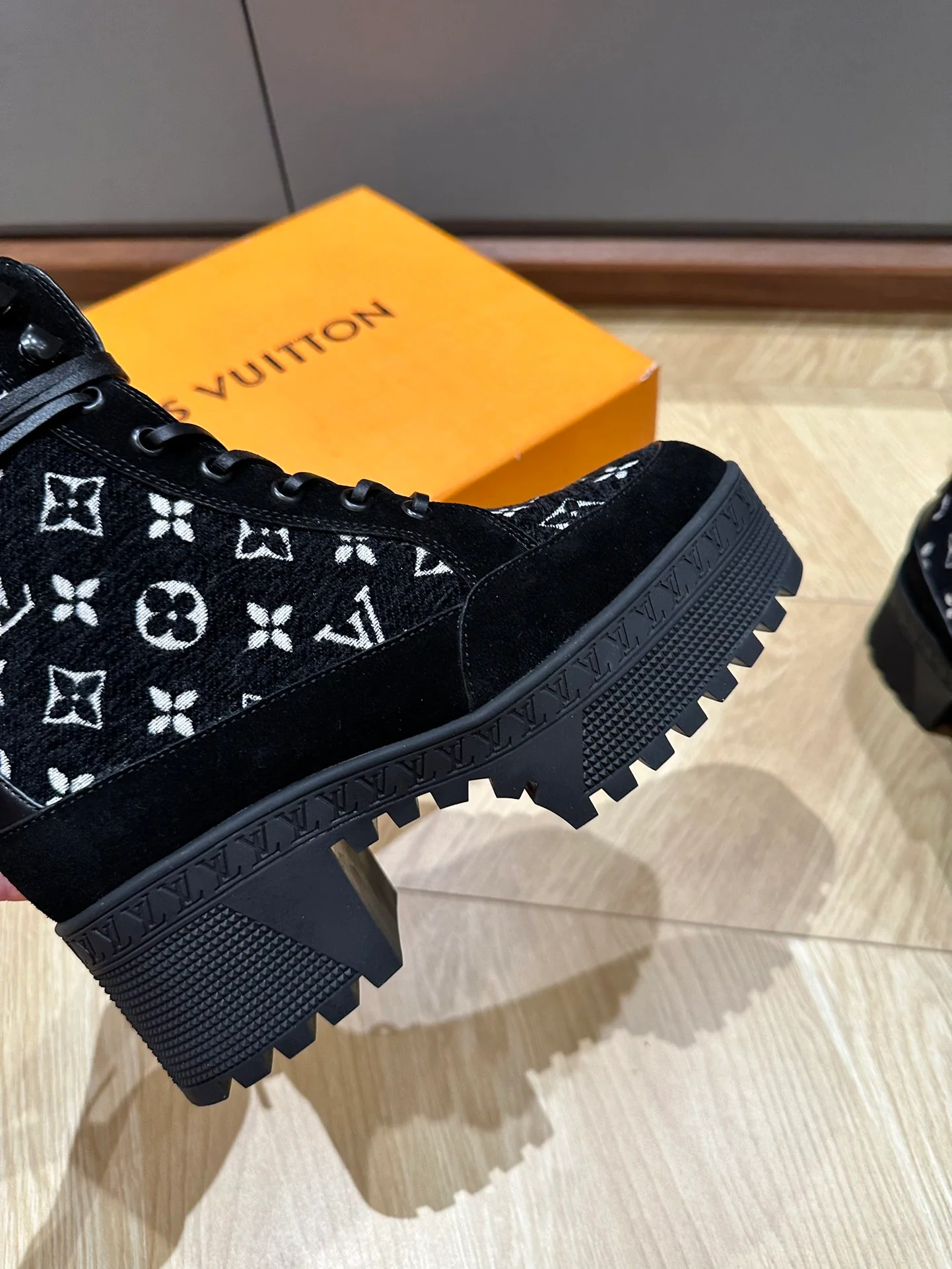 LV-2024 - Ботинки на высоком каблуке и платформе - Черные - 1