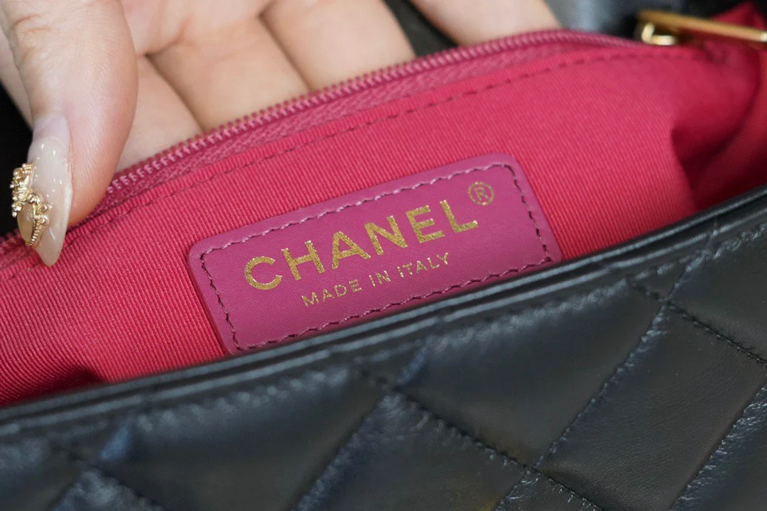 Булочка из тофу с монетой от Chanel