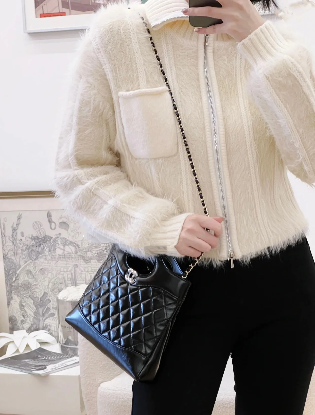 Мини-сумка Chanel 24s Mini 31, из вощеной овечьей кожи, черная.