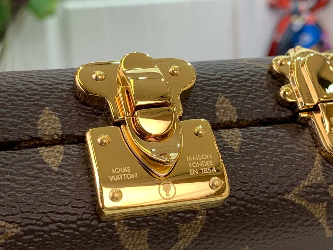 Косметичка LV Vanity Case, маленькая, из канваса, с цепочкой — коричневая.