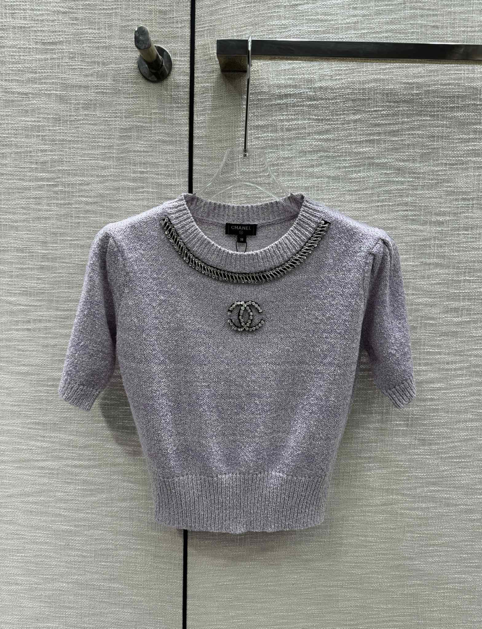 Футболка Chanel 2403 Double C Knit с коротким рукавом, серого цвета.
