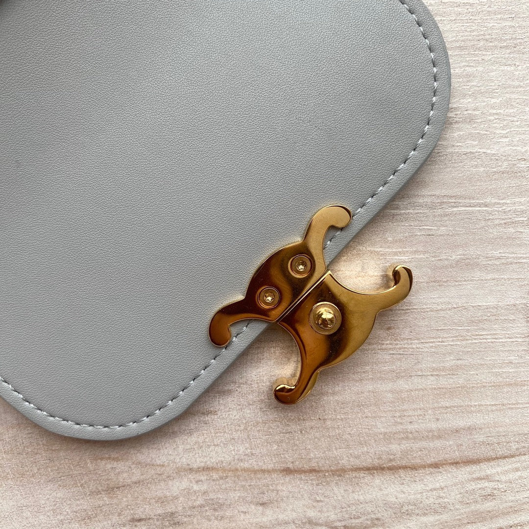 Маленький глянцевый кошелек Celine Triomphe с клапаном из овечьей кожи — минерально-серый.