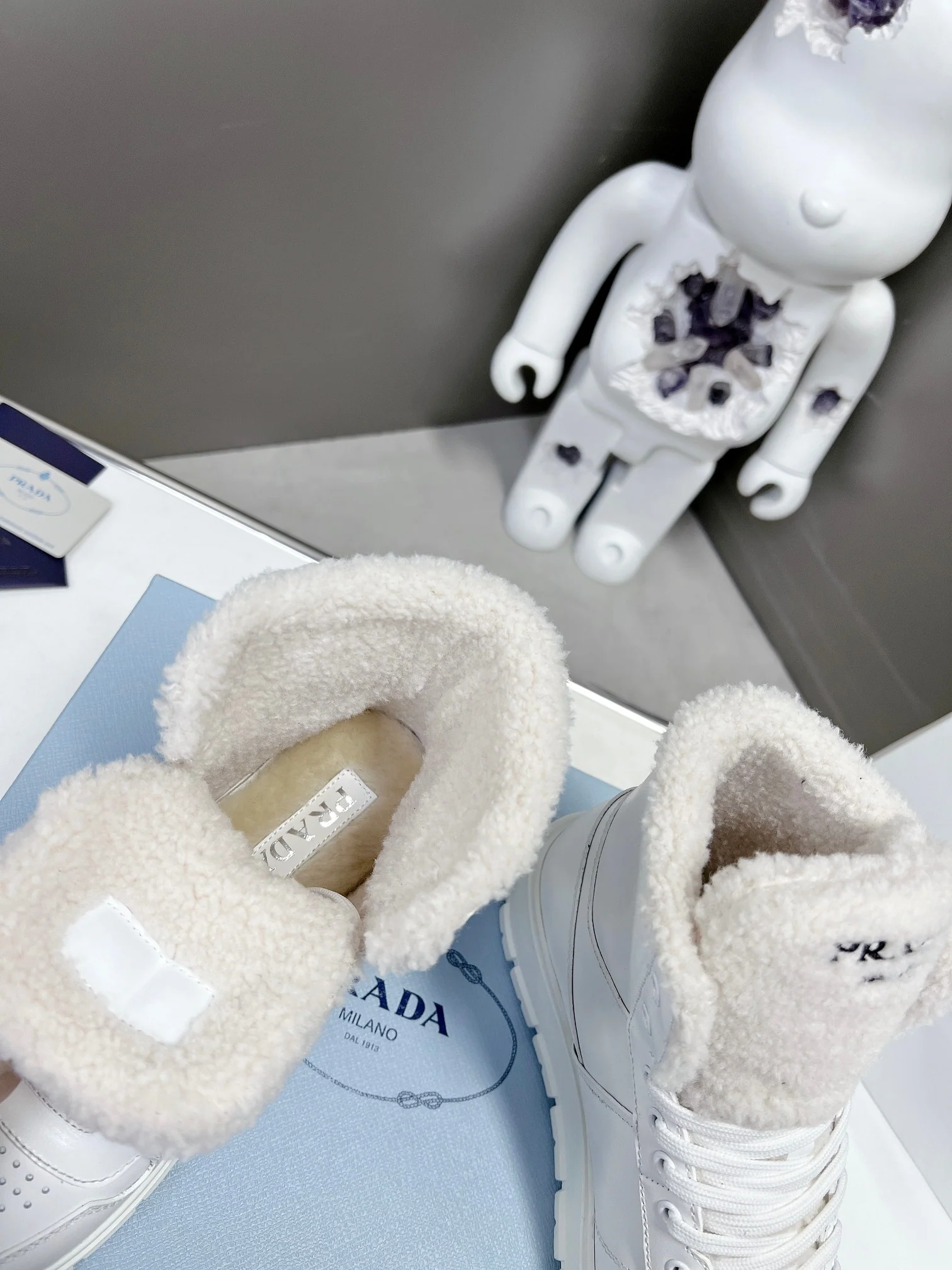 Chanel - Новинки ранней весны 2022 года - Высокие повседневные кроссовки - Белые