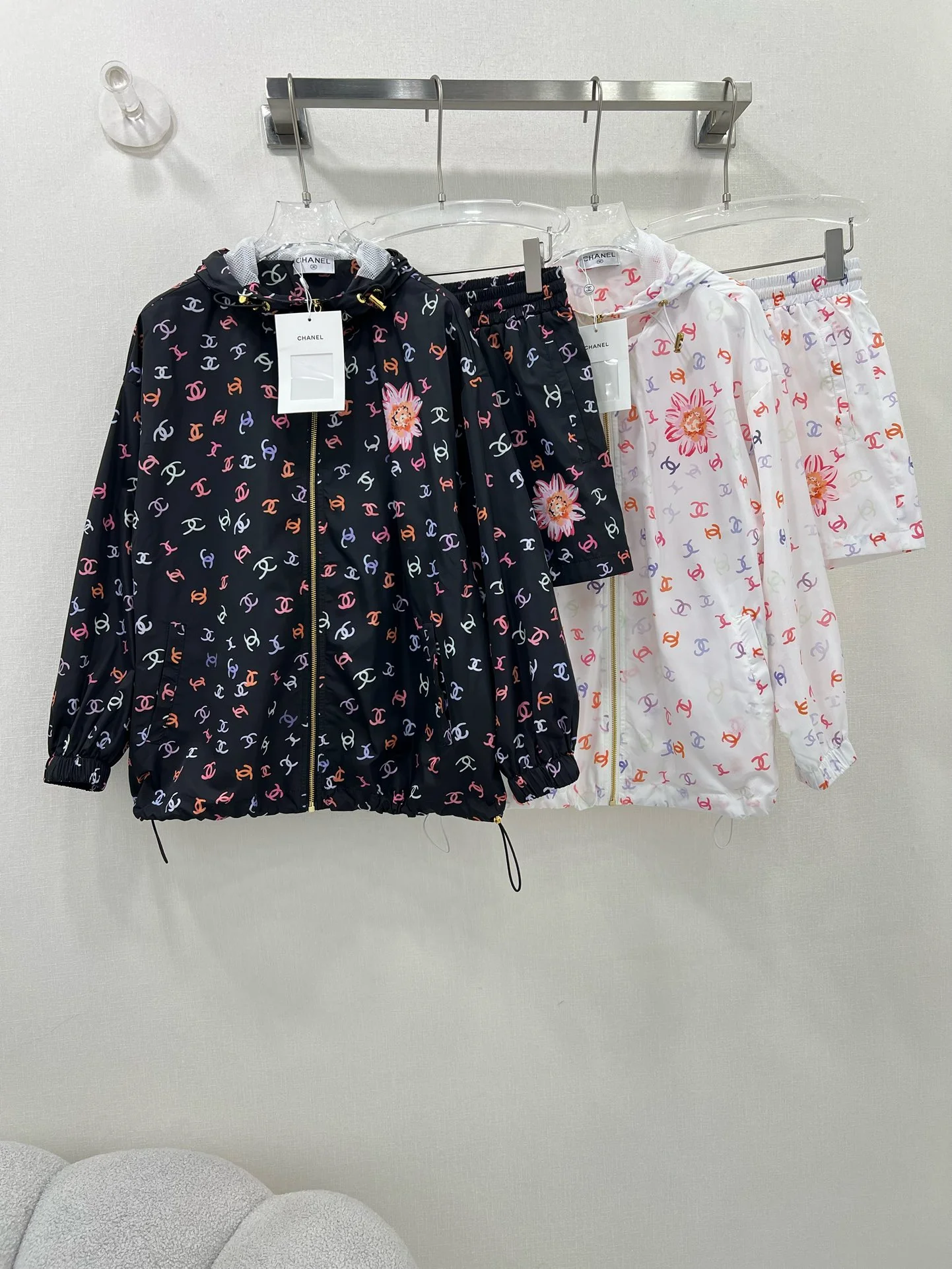 Солнцезащитный костюм Chanel 2404 с принтом - белый