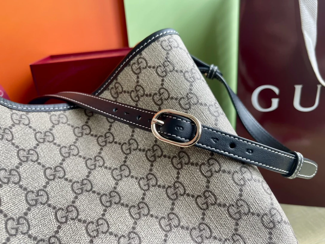 Маленькая сумка через плечо Gucci 2025 с отделкой из черной кожи - коричневая